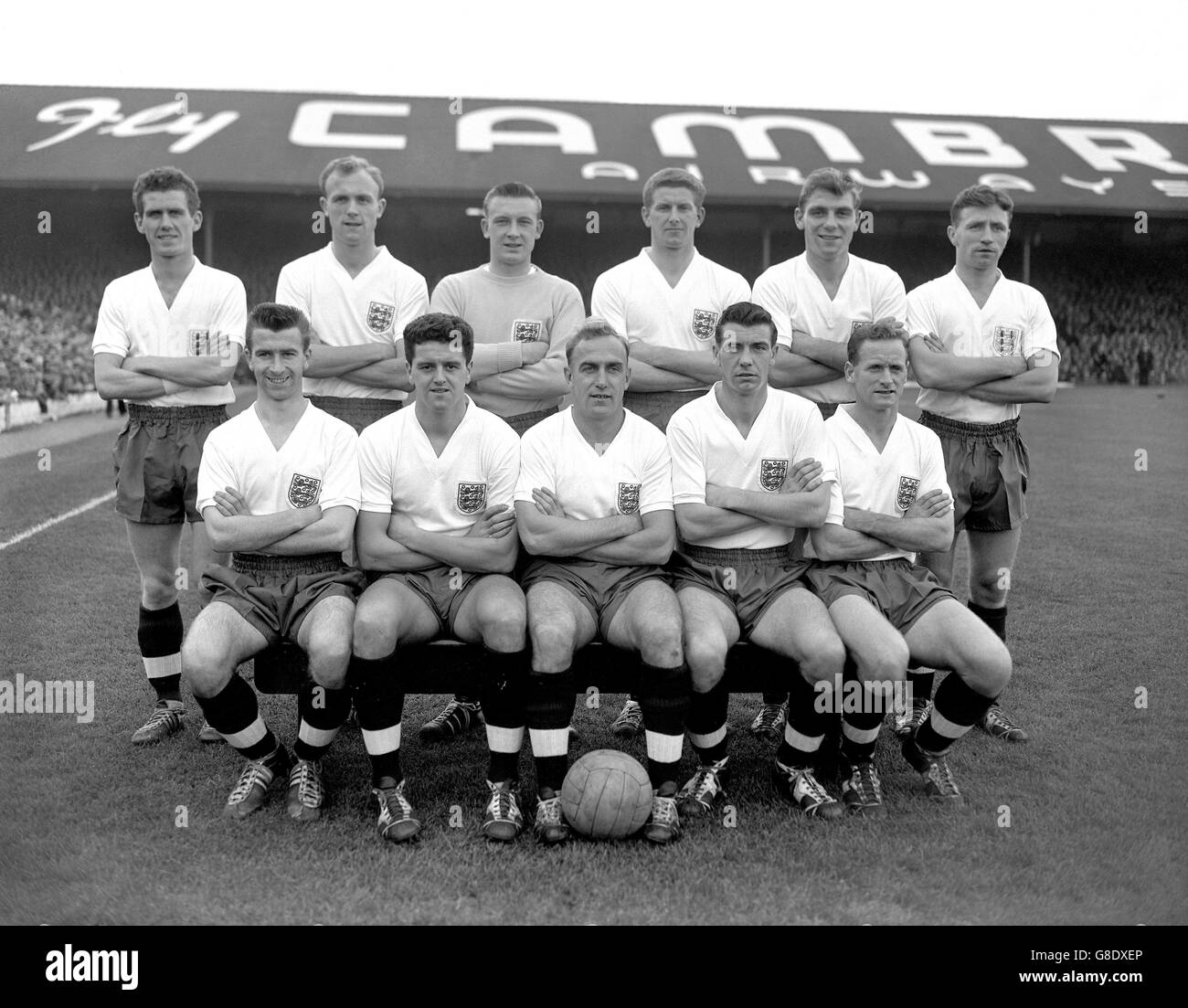 Groupe de l'équipe d'Angleterre : (rangée arrière, l-r) Ronnie Clayton, Don Howe, Eddie Hopkinson, Derek Kevan,Duncan Edwards, Roger Byrne ; (première rangée, l-r) Bryan Douglas, Tommy Taylor,Billy Wright, Johnny Haynes, Tom Finney Banque D'Images