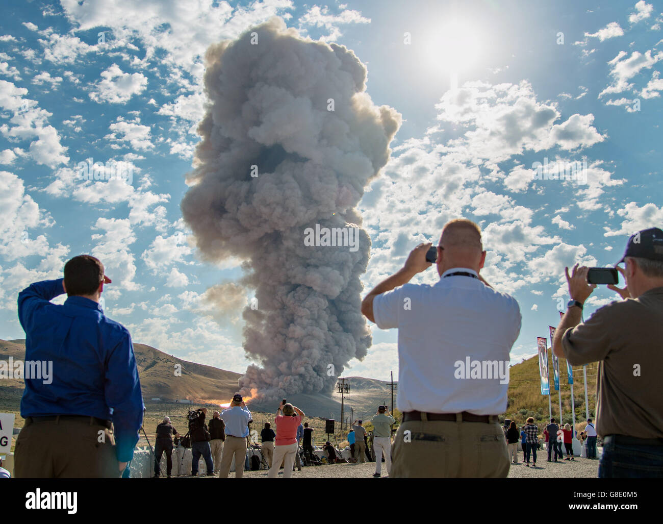Promontoire, Utah, USA. 28 Juin, 2016. Vous pourrez regarder la fumée et les flammes de la mer au cours du deuxième et dernier essai du moteur de qualification pour le système de lancement de fusée de l'espace orbital Systèmes de propulsion à ATK Installations d'essai le 28 juin 2016 à Promontory, Utah. Au cours du lancement de l'espace de vol du système les boosters fournira plus de 75  % de la poussée nécessaire pour échapper à l'attraction gravitationnelle de la Terre, la première étape de la NASA sur le voyage vers Mars. Credit : Planetpix/Alamy Live News Banque D'Images
