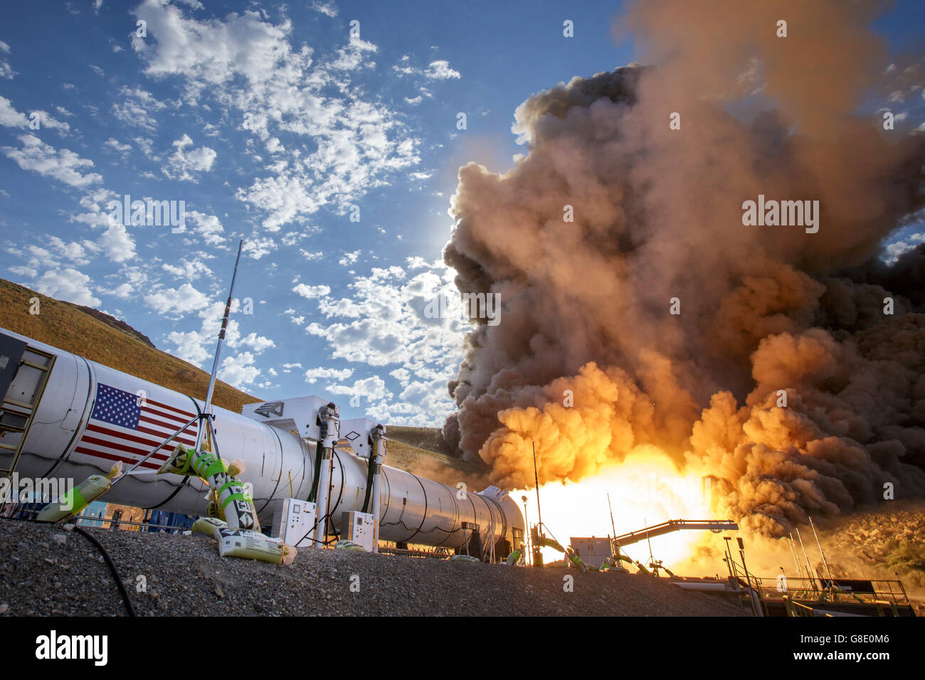 Promontoire, Utah, USA. 28 Juin, 2016. Flammes pousse dehors durant le deuxième et dernier essai du moteur de qualification pour le système de lancement de fusée de l'espace orbital Systèmes de propulsion à ATK Installations d'essai le 28 juin 2016 à Promontory, Utah. Au cours du lancement de l'espace de vol du système les boosters fournira plus de 75  % de la poussée nécessaire pour échapper à l'attraction gravitationnelle de la Terre, la première étape de la NASA sur le voyage vers Mars. Credit : Planetpix/Alamy Live News Banque D'Images