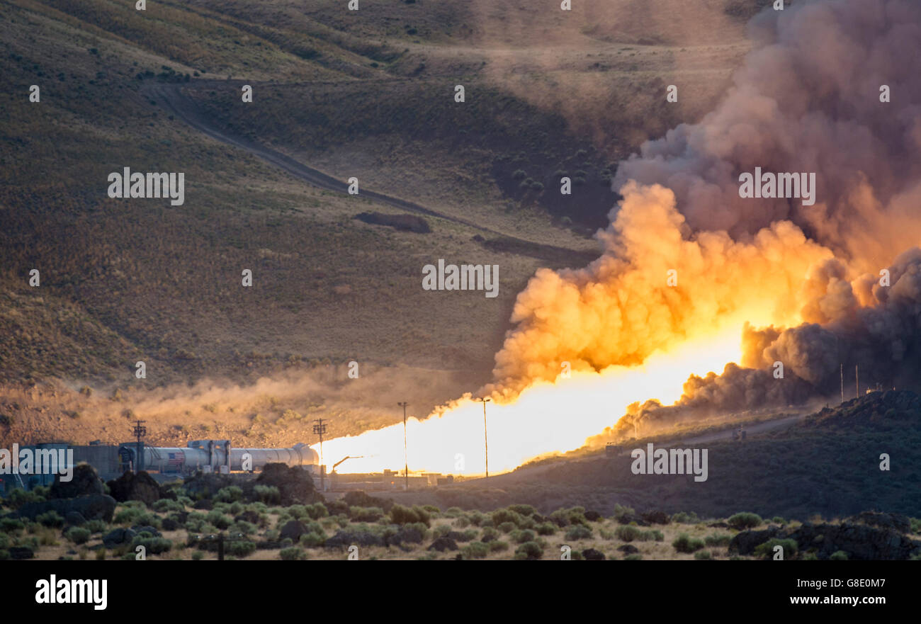Promontoire, Utah, USA. 28 Juin, 2016. Flammes pousse dehors durant le deuxième et dernier essai du moteur de qualification pour le système de lancement de fusée de l'espace orbital Systèmes de propulsion à ATK Installations d'essai le 28 juin 2016 à Promontory, Utah. Au cours du lancement de l'espace de vol du système les boosters fournira plus de 75  % de la poussée nécessaire pour échapper à l'attraction gravitationnelle de la Terre, la première étape de la NASA sur le voyage vers Mars. Credit : Planetpix/Alamy Live News Banque D'Images