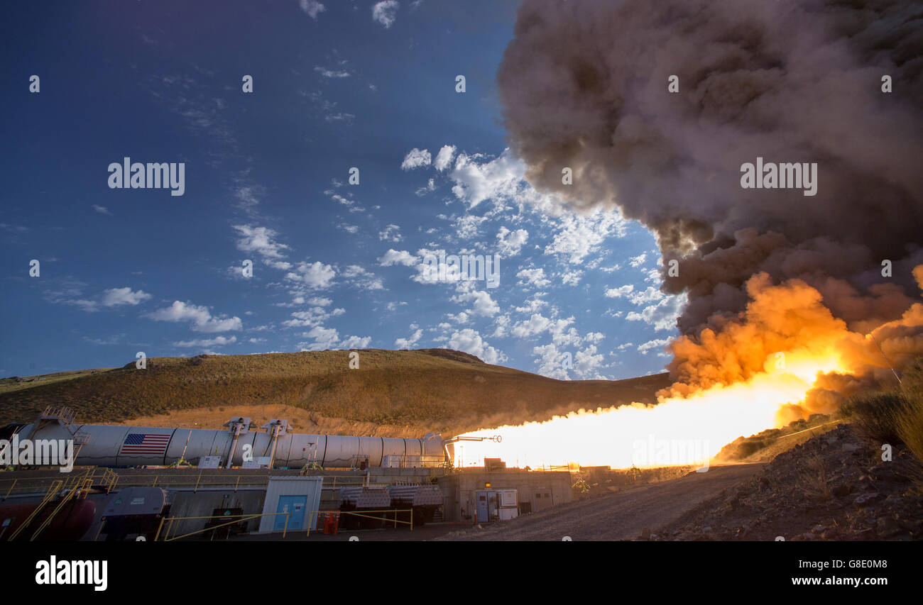 Promontoire, Utah, USA. 28 Juin, 2016. Flammes pousse dehors durant le deuxième et dernier essai du moteur de qualification pour le système de lancement de fusée de l'espace orbital Systèmes de propulsion à ATK Installations d'essai le 28 juin 2016 à Promontory, Utah. Au cours du lancement de l'espace de vol du système les boosters fournira plus de 75  % de la poussée nécessaire pour échapper à l'attraction gravitationnelle de la Terre, la première étape de la NASA sur le voyage vers Mars. Credit : Planetpix/Alamy Live News Banque D'Images