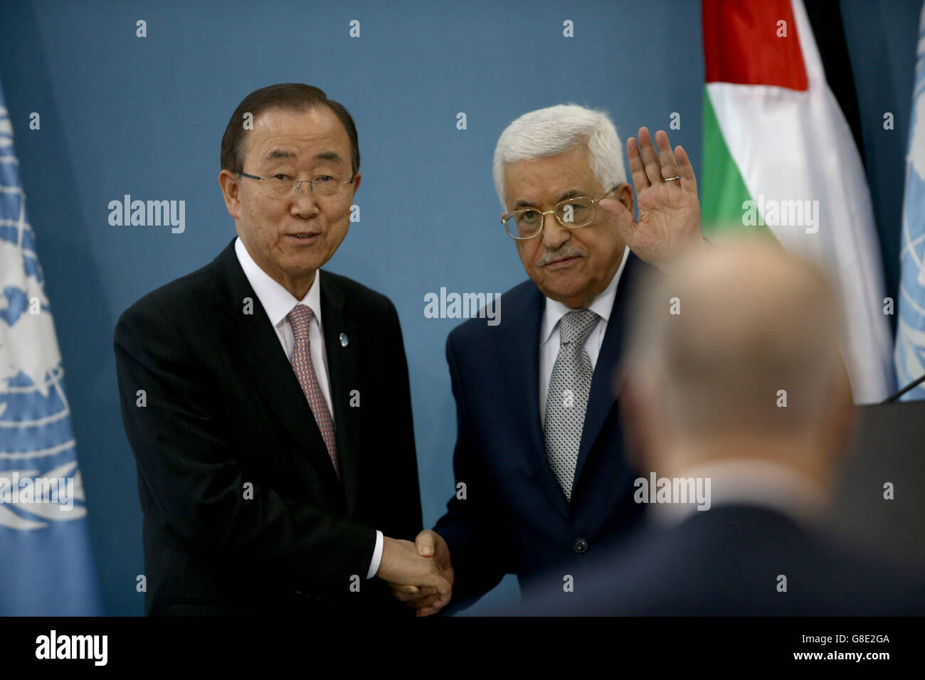 Ramallah. 28 Juin, 2016. Le président palestinien Mahmoud Abbas(R), serre la main avec le Secrétaire général des Nations Unies, Ban Ki-moon lors d'une conférence de presse commune dans la ville de Ramallah, en Cisjordanie, le 28 juin 2016. Le président palestinien Mahmoud Abbas a déclaré mardi que ceux qui sont à la recherche de deux membres et faire la paix doit cesser de créer sur le terrain qui fait de parvenir à une solution impossible. Abbas a fait ces remarques dans une conférence de presse conjointe avec le Secrétaire général des Nations Unies, Ban Ki-moon, après une réunion à Ramallah mardi soir. © Fadi Arouri/Xinhua/Alamy Live News Banque D'Images