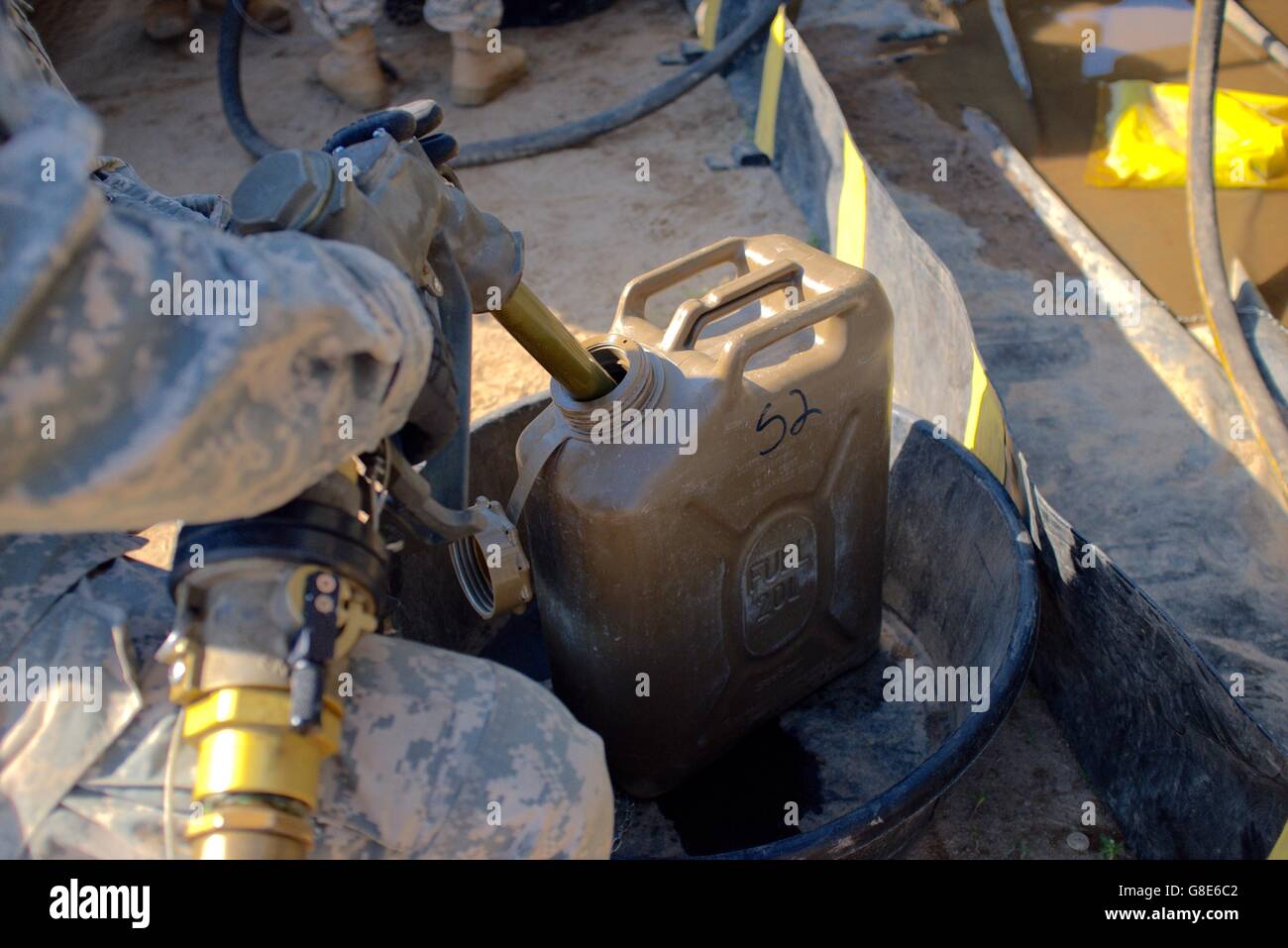 4 juin 2016 - Oleszno, Pologne - SPC. Dan Bora, un spécialiste de l'approvisionnement de pétrole avec l'armée américaine de la réserve 716th Quartermaster Company, Jersey City, N.J., les carburants de 5 gallon de gaz peut à la ferme de carburant pendant l'exercice Anakonda 2016 au Salon Formation Drawsko Pomorskie, Pologne, le 4 juin. Anakonda exercice 2016 est dirigée par la Pologne, un exercice multinational interarmées se dérouleront dans toute la Pologne 7-17 Juin. Le 716th est la première unité de la réserve de l'armée américaine pour l'exploitation d'une ferme de carburant en Pologne. L'exercice implique plus de 25 000 participants de plus de 20 nations. Anakonda exercice 2016 est un premier training ev Banque D'Images