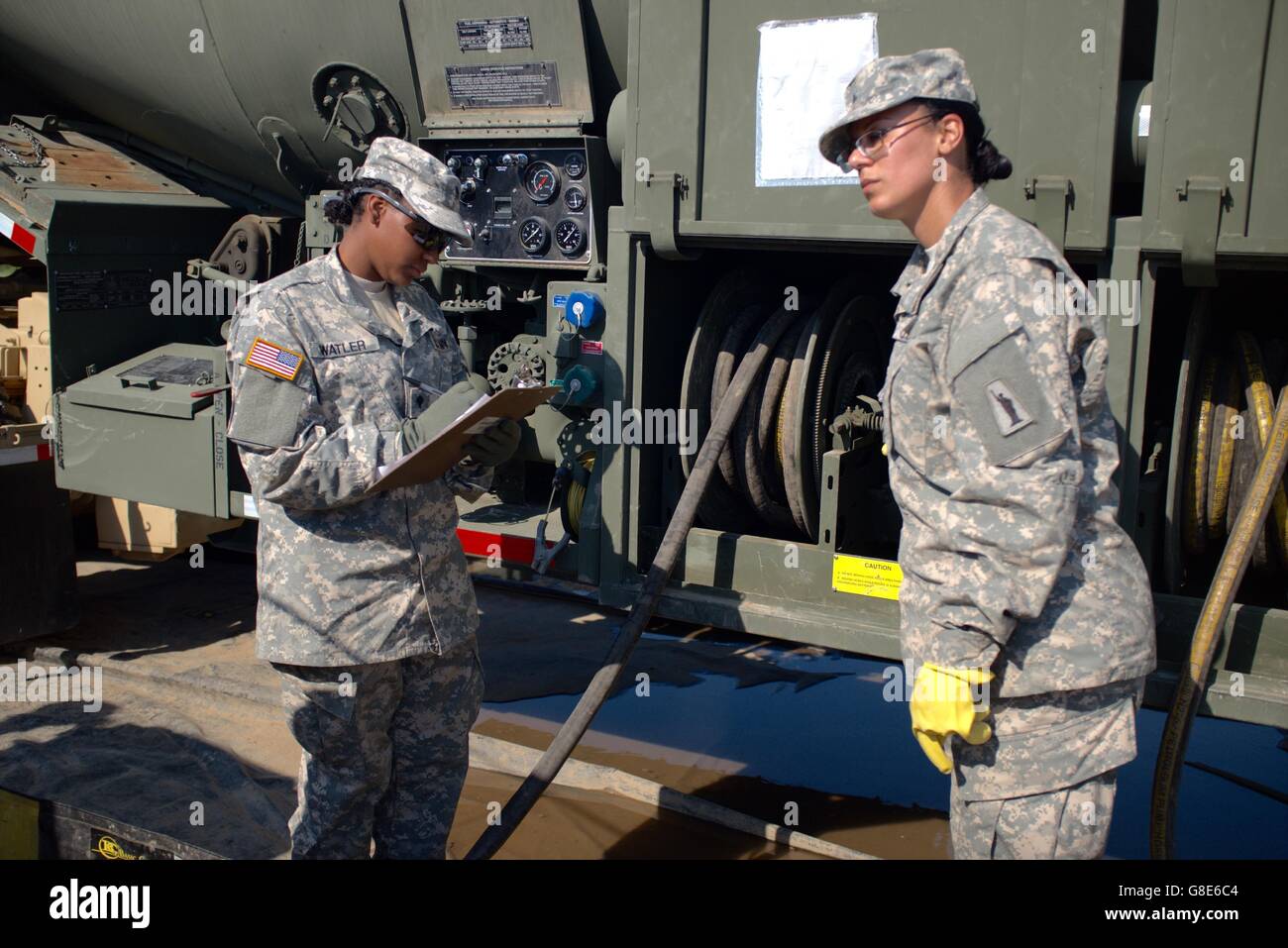 4 juin 2016 - Oleszno, Pologne - SPC. Tatiana Watler, à gauche, et Sgt. Melissa Vega, les spécialistes en approvisionnement de pétrole avec l'armée américaine de la réserve 716th Quartermaster Company, Jersey City, N.J., surveiller la distribution de carburant à la ferme de carburant pendant l'exercice Anakonda 16 à la zone d'entraînement de Drawsko Pomorskie, Pologne, le 4 juin. Anakonda exercice 2016 est dirigée par la Pologne, un exercice multinational interarmées se dérouleront dans toute la Pologne 7-17 Juin. Le 716th est la première unité de la réserve de l'armée américaine pour l'exploitation d'une ferme de carburant en Pologne. L'exercice implique plus de 25 000 participants de plus de 20 nations. Anako Exercice Banque D'Images