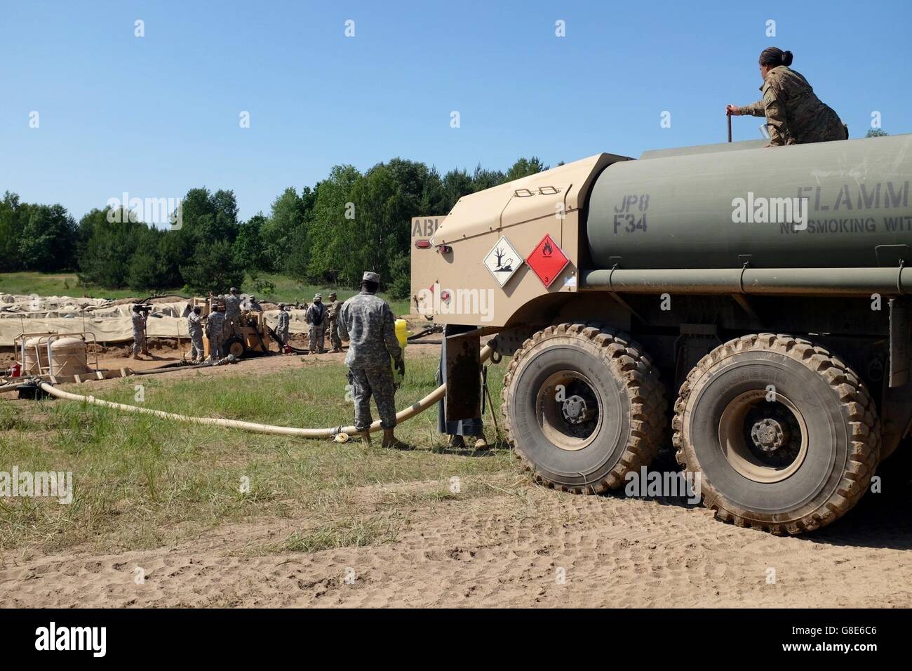 5 juin 2016 - Oleszno, Pologne - spécialistes de l'approvisionnement en pétrole avec l'armée américaine de la réserve 716th Quartermaster Company, Jersey City, N.J., remplir un camion-citerne de 5 000 gallons de carburant en vrac à l'exploitation agricole au cours de l'exercice 2016 Anakonda Aleksandria Domaine de formation, Pologne, Juin 4. Anakonda exercice 2016 est dirigée par la Pologne, un exercice multinational interarmées se dérouleront dans toute la Pologne 7-17 Juin. Le 716th est la première unité de la réserve de l'armée américaine pour l'exploitation d'une ferme de carburant en Pologne. L'exercice implique plus de 25 000 participants de plus de 20 nations. Anakonda exercice 2016 est un événement de formation Banque D'Images