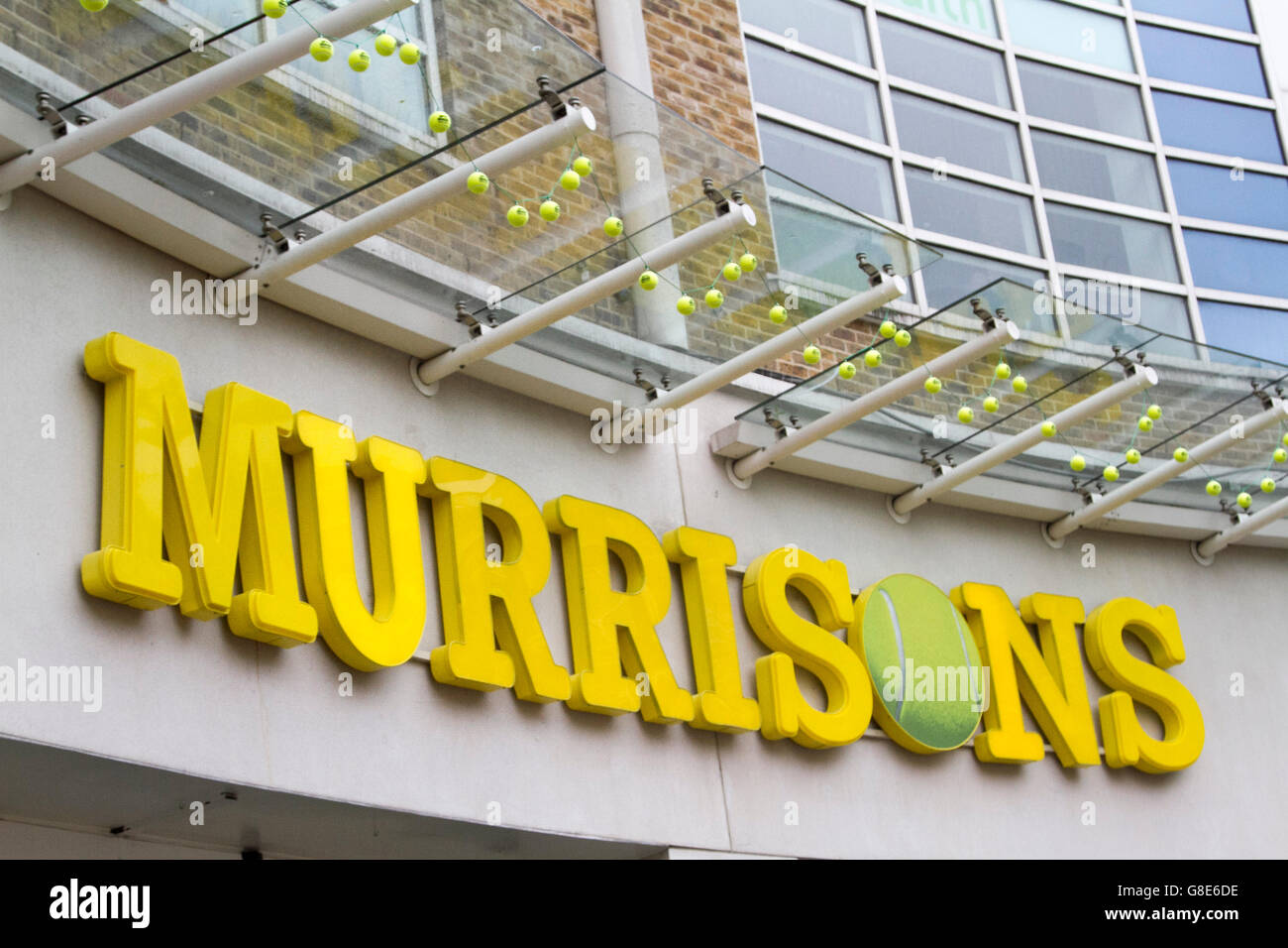 Wimbledon London,UK. 29 juin 2016. Une succursale de supermarché Morrisons dans Wimbledon change de signe comme hommage à Andy Murray et tennis de Wimbledon Crédit : amer ghazzal/Alamy Live News Banque D'Images