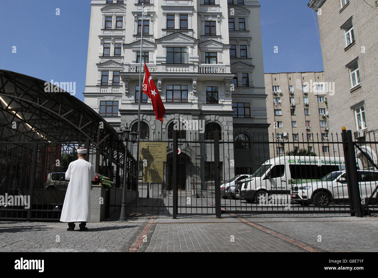 Kiev, Ukraine. 29 Juin, 2016. Le chef de l'Administration spirituelle des musulmans de l'Ukraine Mufti Cheikh Ahmad TAMIM jette des fleurs à l'ambassade de la Turquie à l'Ukraine à Kiev pour payer son hommage aux victimes de l'attaque suicide à la bombe à l'aéroport Ataturk d'Istanbul, le 29 juin 2016. Au moins 36 personnes ont été tuées et plus de 150 blessés dans l'attaque suicide à l'aéroport Ataturk d'Istanbul de contrôle de sécurité. Credit : Sergii Kharchenko/ZUMA/Alamy Fil Live News Banque D'Images