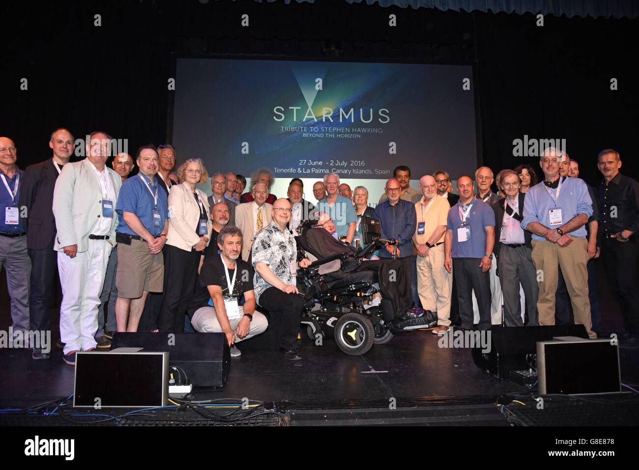 Stephen Hawking avec haut-parleurs Starmus, Joel Parker, Steve Balbus, Eric Betzig, Brian Schmidt, Roger Penrose, Chris Rapley, Neil deGrasse Tyson, Eugene Kaspersky, David Zambuka, Rusty Schweickart, Claude Nicollier, Garrett Reisman, Brian Eno, Brian May, Joseph Stiglitz, Martin Rees, MC Hawking, Elizabeth Blackburn, David Gross, Richard Dawkins, Chris Hadfield présents pour STARMUS Festival III 2016 : Hommage à Stephen Hawking - WED, Piramide de Arona, Tenerife, Îles Canaries -- le 29 juin 2016. Photo par : Derek Storm/Everett Collection Banque D'Images