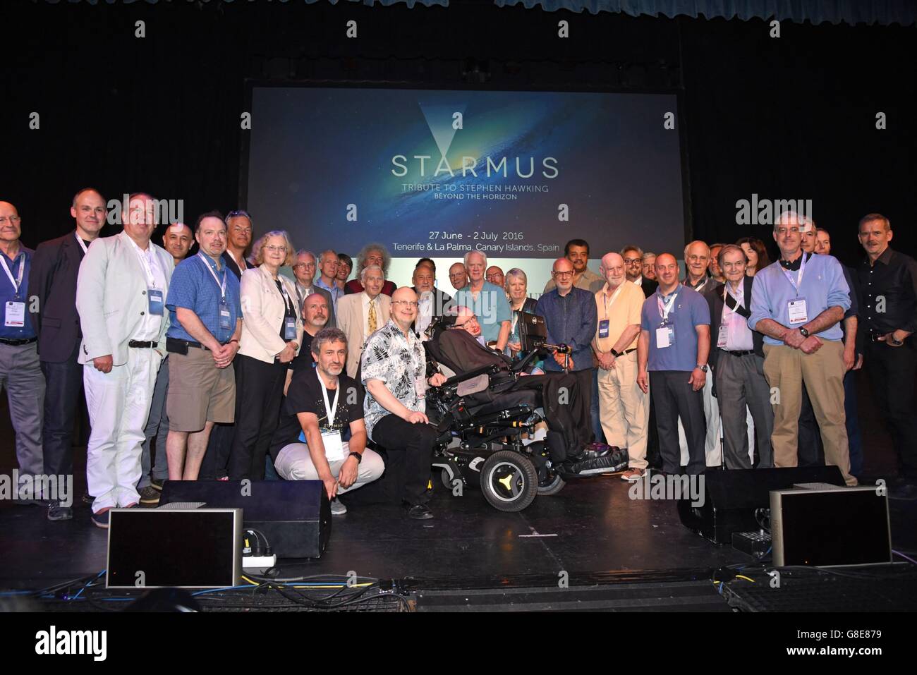 Stephen Hawking avec haut-parleurs Starmus, Joel Parker, Steve Balbus, Eric Betzig, Brian Schmidt, Roger Penrose, Chris Rapley, Neil deGrasse Tyson, Eugene Kaspersky, David Zambuka, Rusty Schweickart, Claude Nicollier, Garrett Reisman, Brian Eno, Brian May, Joseph Stiglitz, Martin Rees, MC Hawking, Elizabeth Blackburn, David Gross, Richard Dawkins, Chris Hadfield présents pour STARMUS Festival III 2016 : Hommage à Stephen Hawking - WED, Piramide de Arona, Tenerife, Îles Canaries -- le 29 juin 2016. Photo par : Derek Storm/Everett Collection Banque D'Images