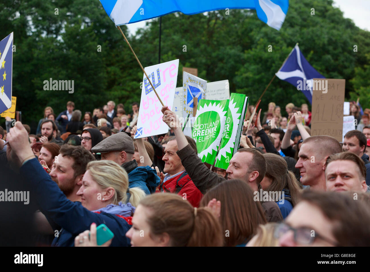 Edinburgh, Royaume-Uni. 29 juin 2016. Des milliers de personnes se retrouvent à l'extérieur du Parlement écossais à l'appui de la démonstration de l'Ecosse de rester une partie de l'UE. Pako Mera/Alamy Live News. Banque D'Images