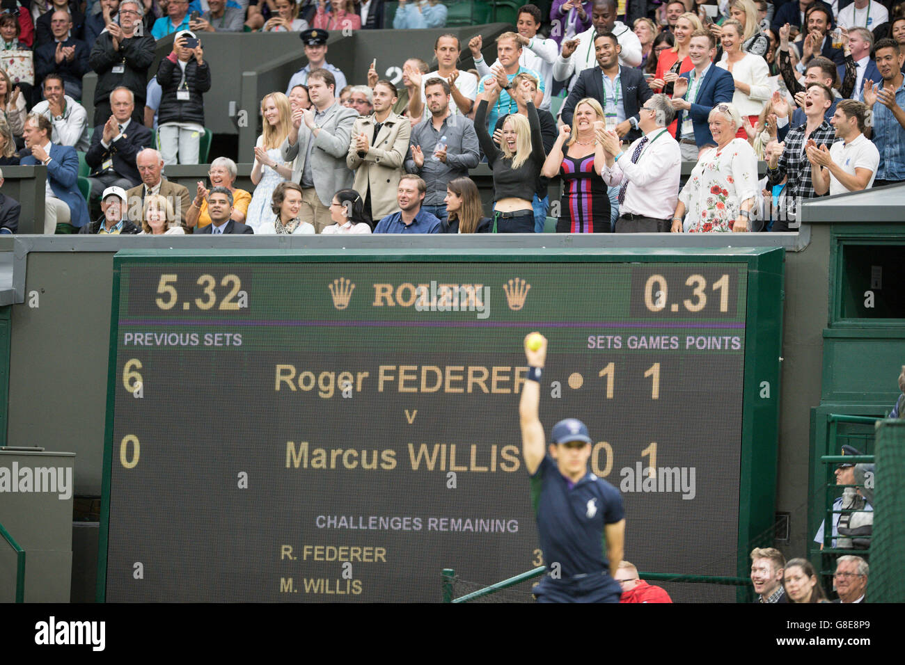 Londres, Royaume-Uni. 29 Juin, 2016. Londres, Royaume-Uni. 29 Juin, 2016. Le Wimbledon Tennis Championships 2016 tenue à l'All England Lawn Tennis et croquet Club, Londres, Angleterre, Royaume-Uni. Roger Federer (SUI) [1} v Marcus Willis (GBR) sur le Court central. Marcus Willis's entourage dans la boîte des joueurs célébrant Marcus remportant son premier jeu. Credit : Duncan Grove/Alamy Live News Banque D'Images