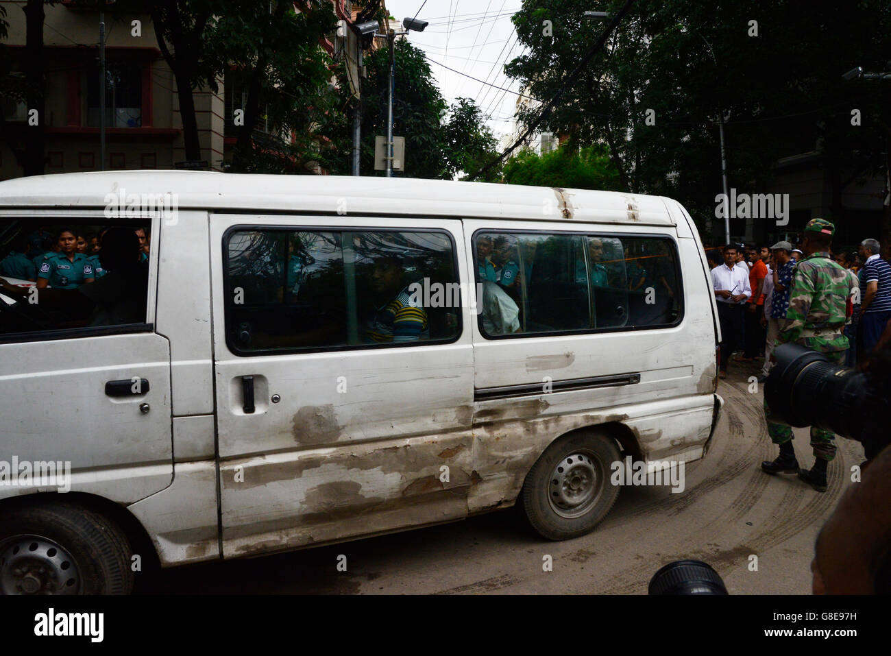 On croit que les ambulances transportant des personnes en otage indemne attaque d'un restaurant de luxe dans la capitale du Bangladesh Dhaka laisser aux environs de l'attaque sur site le 2 juillet 2016. Des militants lourdement armés ont assassiné 20 otages au Bangladesh, le hacking beaucoup de leurs victimes à la mort, avant que six des assaillants ont été abattus à la fin d'un siège le 2 juillet dans un restaurant rempli d'étrangers. Comme l'État islamique (Est) le groupe a revendiqué la responsabilité de ce carnage au début de la maison de l'Eid, Premier Ministre Sheikh Hasina a dit qu'elle était déterminée à éradiquer dans le militantisme principalement nation musulmane. Banque D'Images