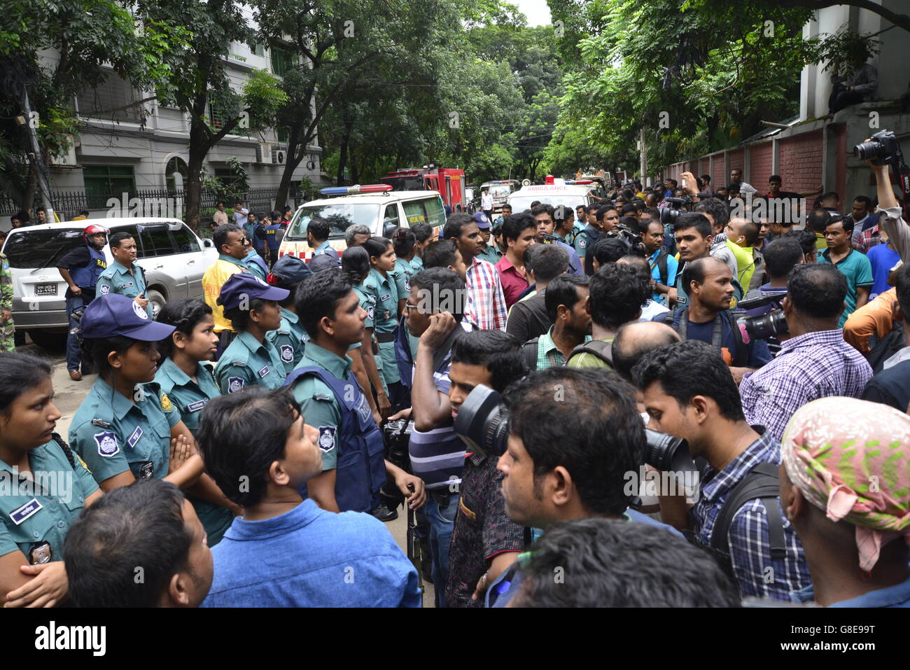 Les soldats et la police bangladaise à pied le long d'une rue menant à un restaurant de luxe à Dhaka le 2 juillet 2016, à la suite d'un siège sanglant là par des attaquants armés qui ont commencé le 1er juillet. Des militants lourdement armés ont assassiné 20 otages au Bangladesh, le hacking beaucoup de leurs victimes à la mort, avant que six des assaillants ont été abattus à la fin d'un siège le 2 juillet dans un restaurant rempli d'étrangers. Comme l'État islamique (Est) le groupe a revendiqué la responsabilité de ce carnage au début de la maison de l'Eid, Premier Ministre Sheikh Hasina a dit qu'elle était déterminée à éradiquer l'activisme musulman principalement na Banque D'Images