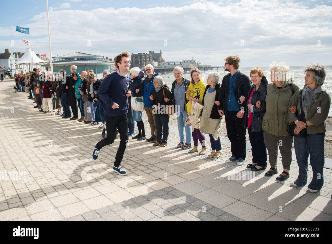 Pays de Galles Aberystwyth UK, samedi 02 juillet 2016 Plus de 300 personnes se sont rendues sur un venteux samedi après-midi pour un parti non-politique post-BREXIT protester en faveur de l'immigration et des réfugiés , à l'extérieur du kiosque sur la promenade à Aberystwyth au Pays de Galles. Après avoir entendu un certain nombre d'orateurs expriment leurs inquiétudes après le "quitter" lors du récent référendum, ils ont ensuite formé une chaîne humaine, reliant les bras le long du front de mer Photo © Keith Morris Banque D'Images