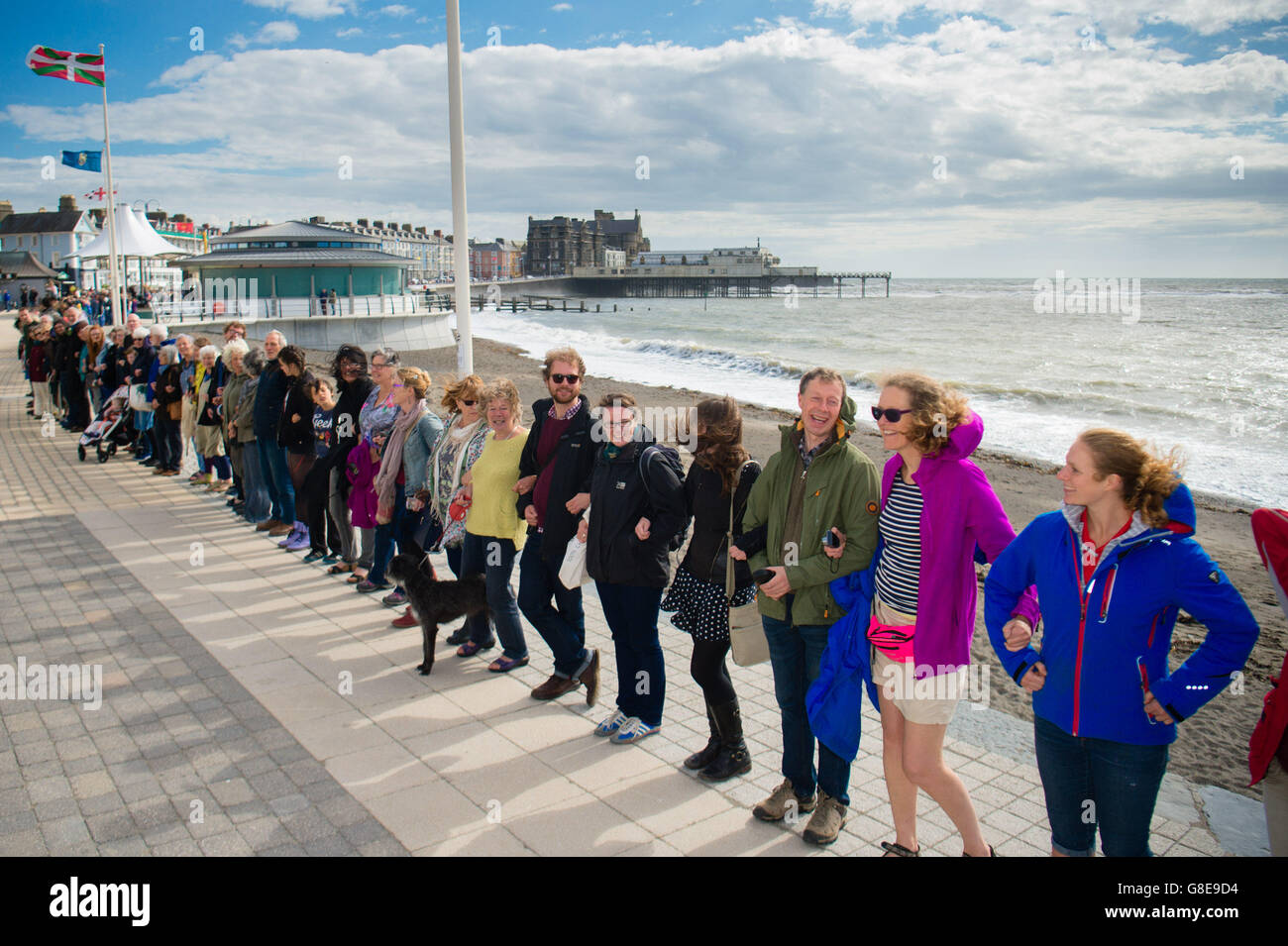 Pays de Galles Aberystwyth UK, samedi 02 juillet 2016 Plus de 300 personnes se sont rendues sur un venteux samedi après-midi pour un parti non-politique post-BREXIT protester en faveur de l'immigration et des réfugiés , à l'extérieur du kiosque sur la promenade à Aberystwyth au Pays de Galles. Après avoir entendu un certain nombre d'orateurs expriment leurs inquiétudes après le "quitter" lors du récent référendum, ils ont ensuite formé une chaîne humaine, reliant les bras le long du front de mer Photo © Keith Morris Banque D'Images