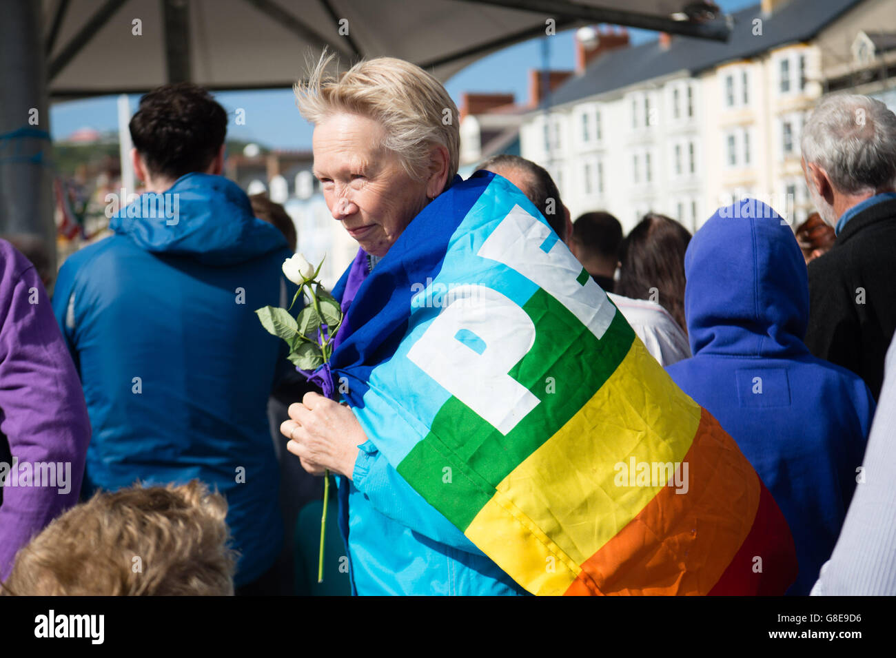 Pays de Galles Aberystwyth UK, samedi 02 juillet 2016 Plus de 300 personnes se sont rendues sur un venteux samedi après-midi pour un parti non-politique post-BREXIT protester en faveur de l'immigration et des réfugiés , à l'extérieur du kiosque sur la promenade à Aberystwyth au Pays de Galles. Après avoir entendu un certain nombre d'orateurs expriment leurs inquiétudes après le "quitter" lors du récent référendum, ils ont ensuite formé une chaîne humaine, reliant les bras le long du front de mer Photo © Keith Morris Banque D'Images