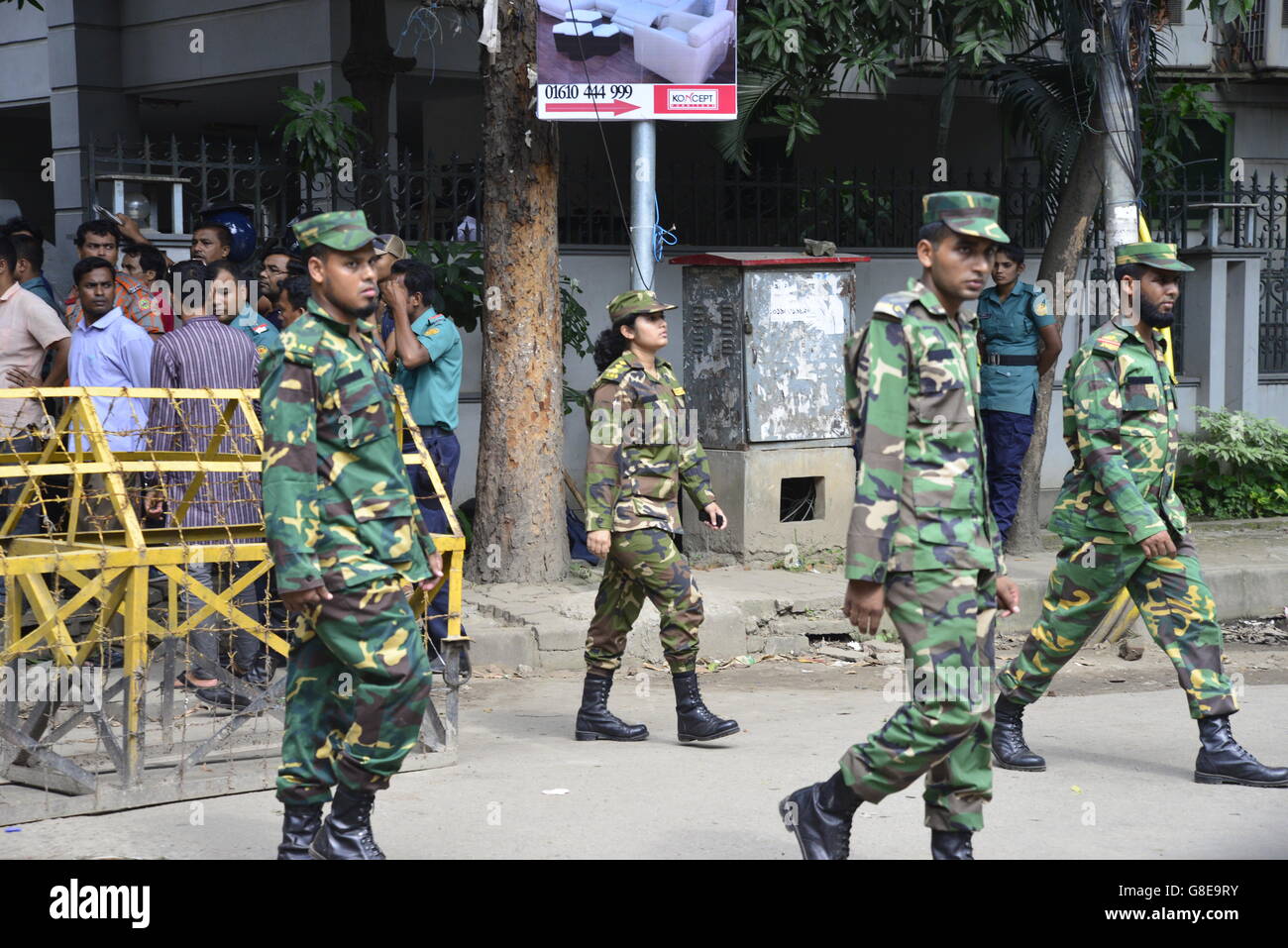 Les soldats et la police bangladaise à pied le long d'une rue menant à un restaurant de luxe à Dhaka le 2 juillet 2016, à la suite d'un siège sanglant là par des attaquants armés qui ont commencé le 1er juillet. Des militants lourdement armés ont assassiné 20 otages au Bangladesh, le hacking beaucoup de leurs victimes à la mort, avant que six des assaillants ont été abattus à la fin d'un siège le 2 juillet dans un restaurant rempli d'étrangers. Comme l'État islamique (Est) le groupe a revendiqué la responsabilité de ce carnage au début de la maison de l'Eid, Premier Ministre Sheikh Hasina a dit qu'elle était déterminée à éradiquer l'activisme musulman principalement na Banque D'Images