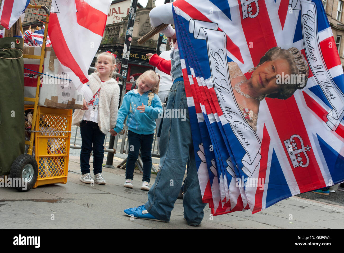 Glasgow, Ecosse. 2 juillet, 2016. L'Orange Walk à Glasgow organisé par le comté Grand Lodge de Glasgow, malgré le mauvais temps, les bandes ont pris les rues de Glasgow pour l'assemblée annuelle à pied Orange. Boutiques de Union Jack flag avec le visage de Sa Majesté la Reine. Credit : Pep Masip/Alamy Live News Banque D'Images