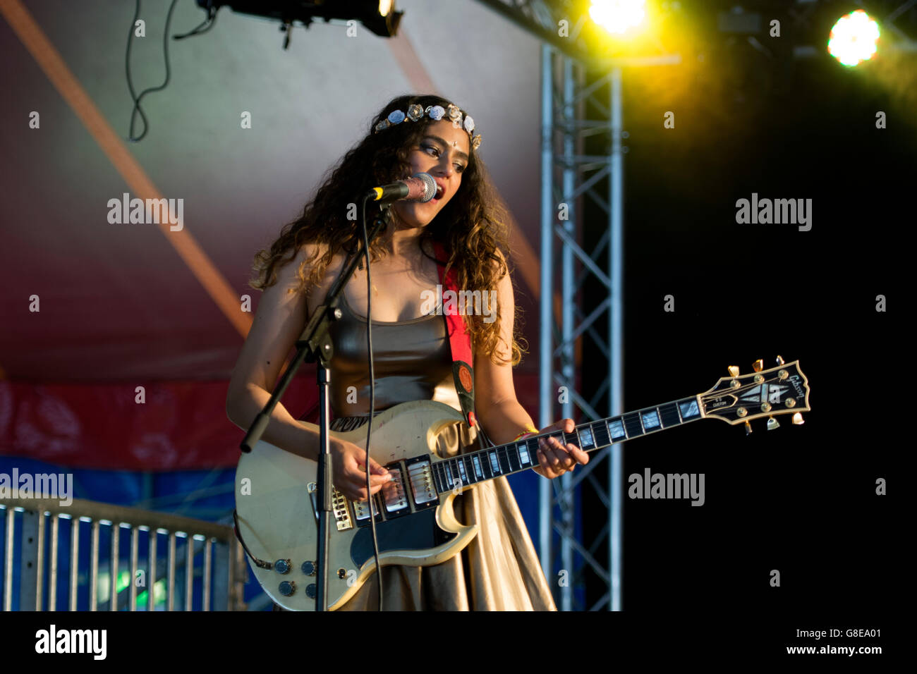 Coventry, West Midlands, Royaume-Uni. 2 juillet, 2016. UK. Les Tuts, un 3-pièces pop punk girl band de Hayes, Londres, effectuer dans le rythme tente au Festival Godiva dans War Memorial Park, Coventry. Crédit : Colin Underhill/Alamy Live News Banque D'Images