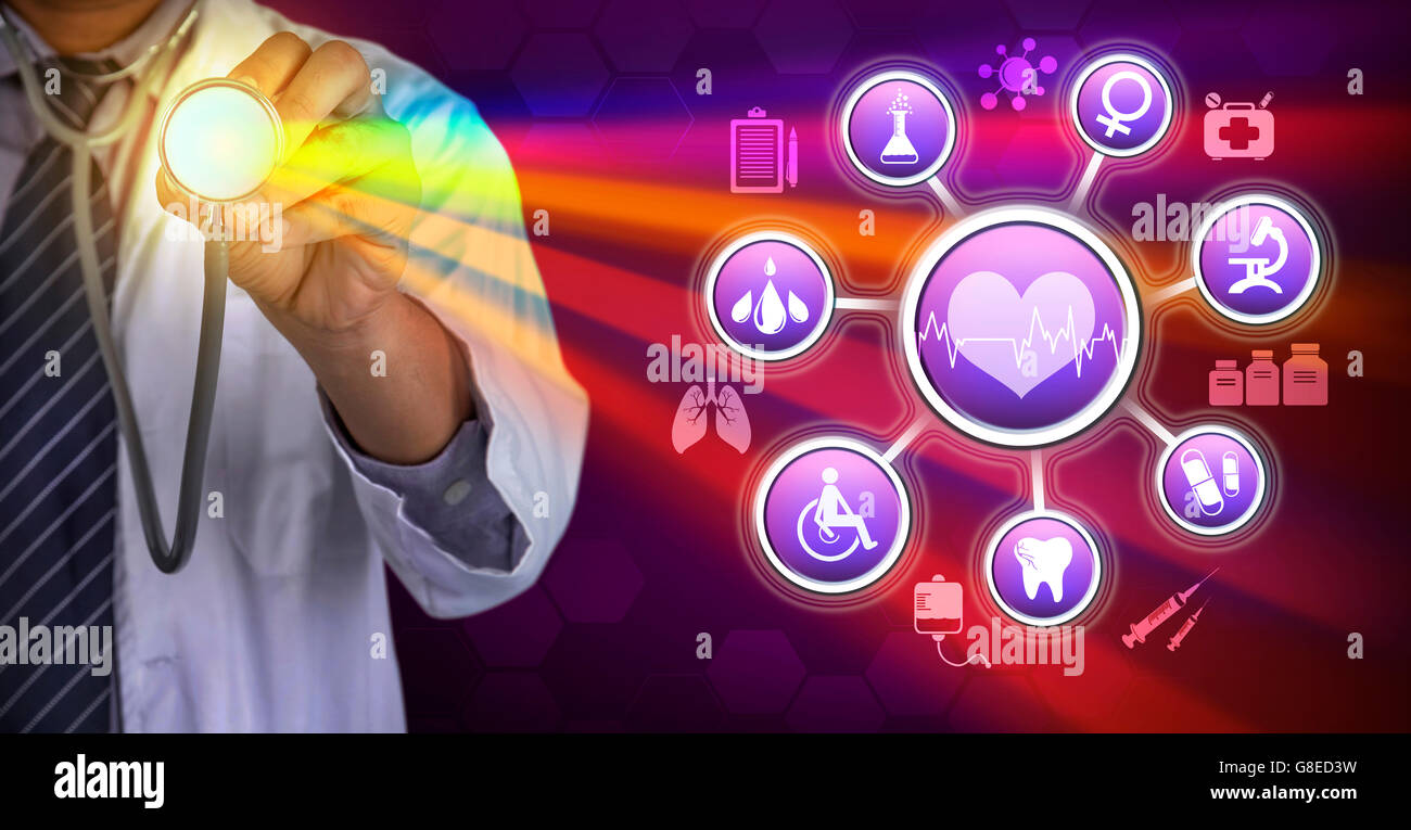 Médecin Médecine part travailler avec l'interface de l'ordinateur moderne Banque D'Images