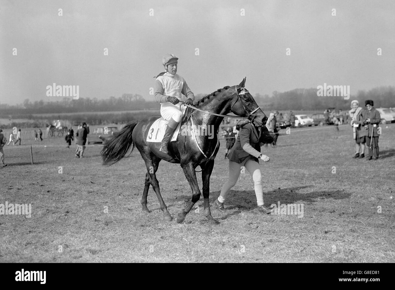 Courses hippiques - The Old Berkeley Hunt point to point - Kimble.Jaxartes, William Shand-Kydd UP, est dirigé après avoir remporté la course ouverte du courage Banque D'Images