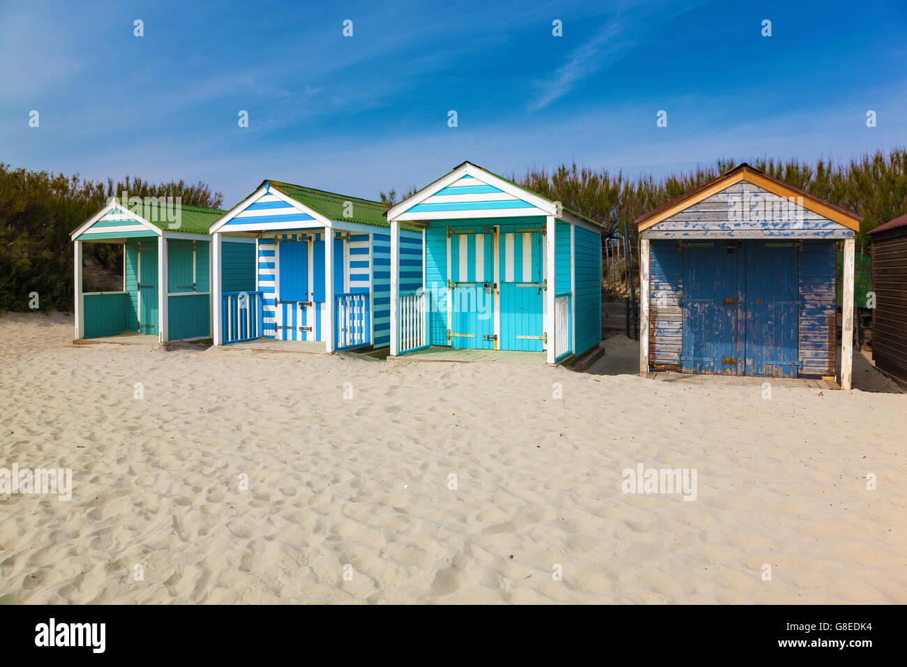 Cabines de plage traditionnelle sur sable fin et doré à West Wittering Beach West Sussex England UK Europe Banque D'Images