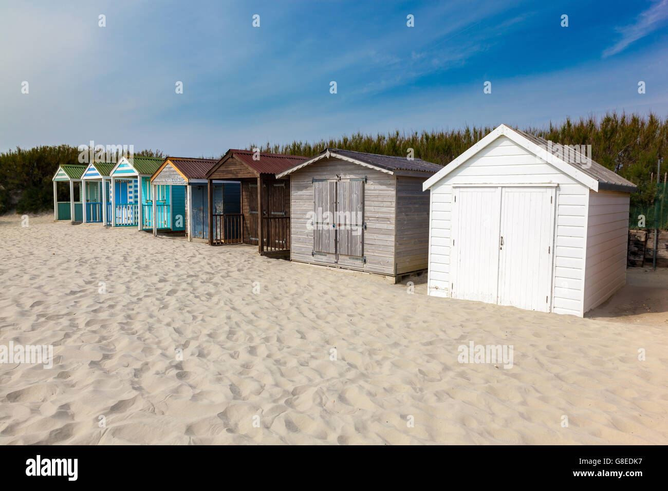 Cabines de plage traditionnelle sur sable fin et doré à West Wittering Beach West Sussex England UK Europe Banque D'Images