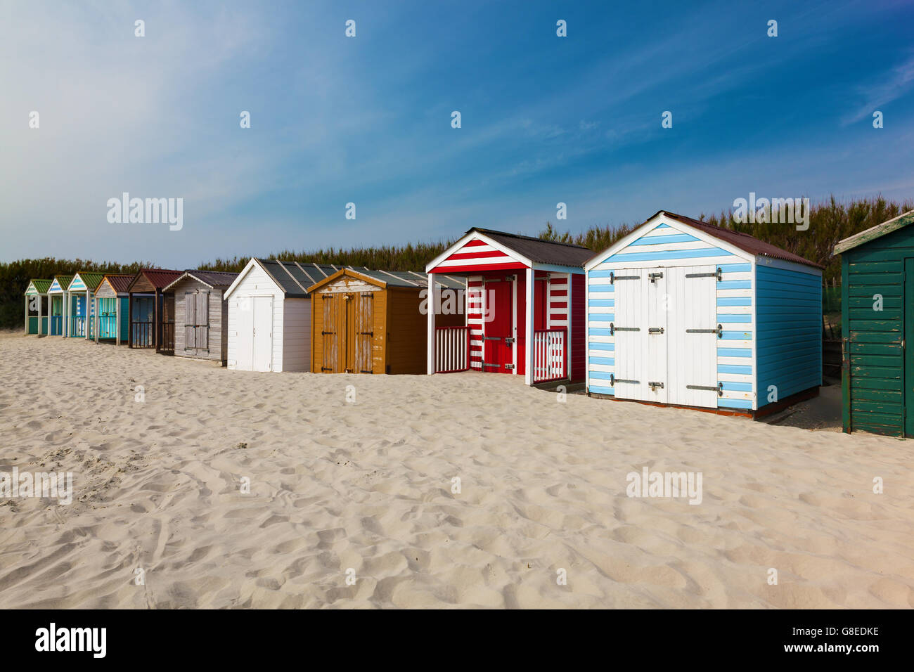 Cabines de plage traditionnelle sur sable fin et doré à West Wittering Beach West Sussex England UK Europe Banque D'Images