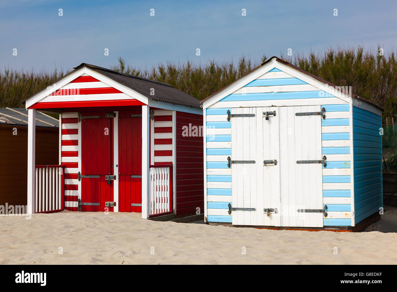 Cabines de plage traditionnelle sur sable fin et doré à West Wittering Beach West Sussex England UK Europe Banque D'Images