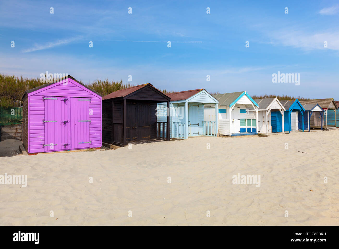Cabines de plage traditionnelle sur sable fin et doré à West Wittering Beach West Sussex England UK Europe Banque D'Images