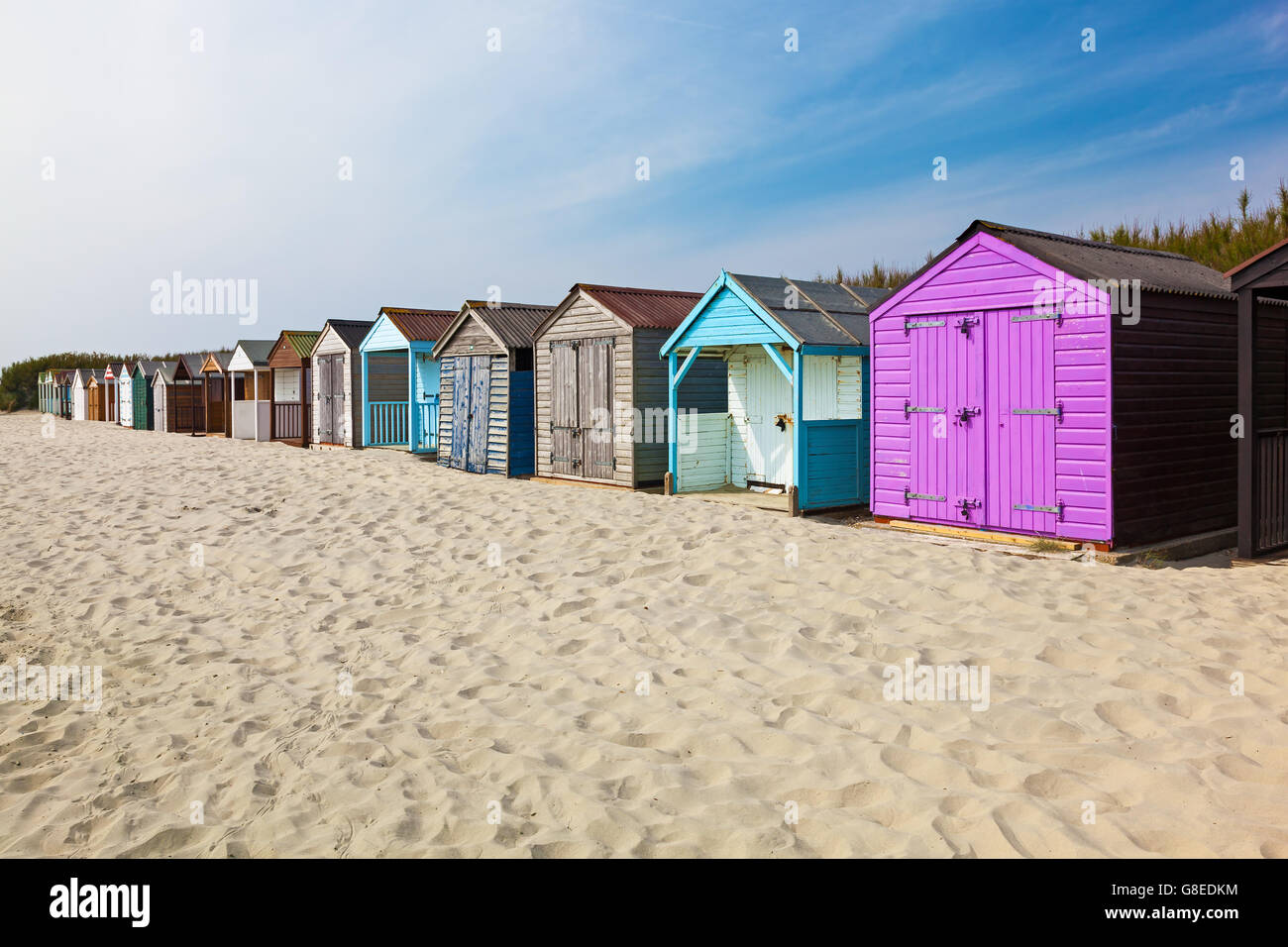Cabines de plage traditionnelle sur sable fin et doré à West Wittering Beach West Sussex England UK Europe Banque D'Images