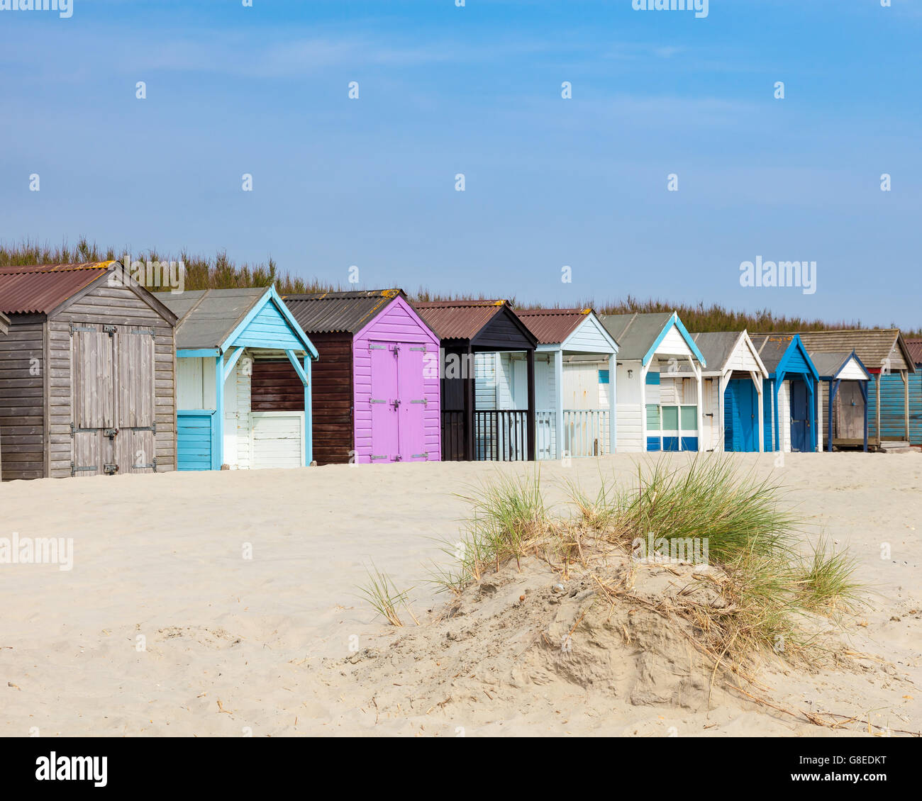 Cabines de plage traditionnelle sur sable fin et doré à West Wittering Beach West Sussex England UK Europe Banque D'Images