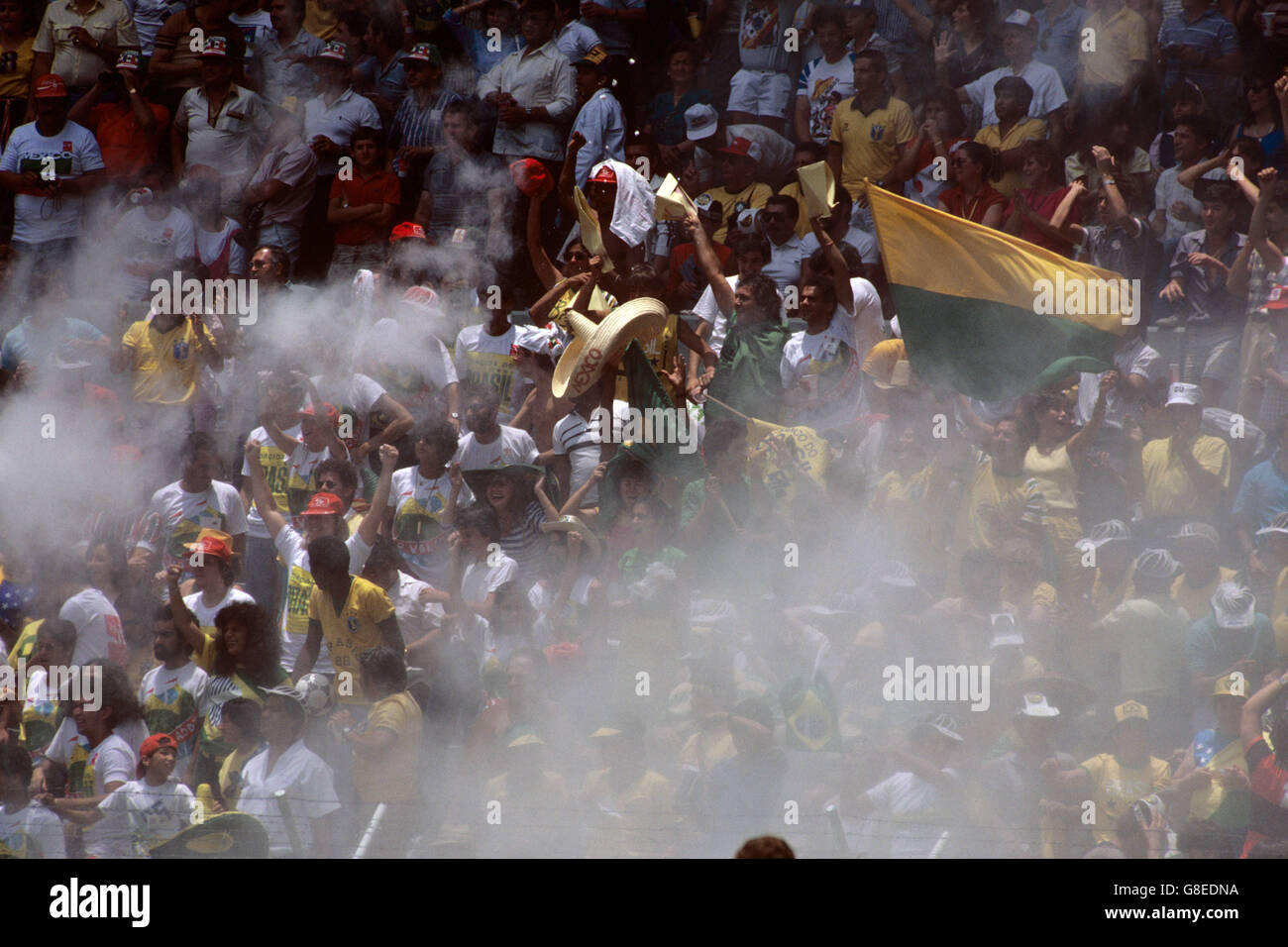 Football - coupe du monde de la Jeunesse Coca Cola - finale - Brésil / Argentine. La fumée provenant d'une éruption dévie la foule Banque D'Images