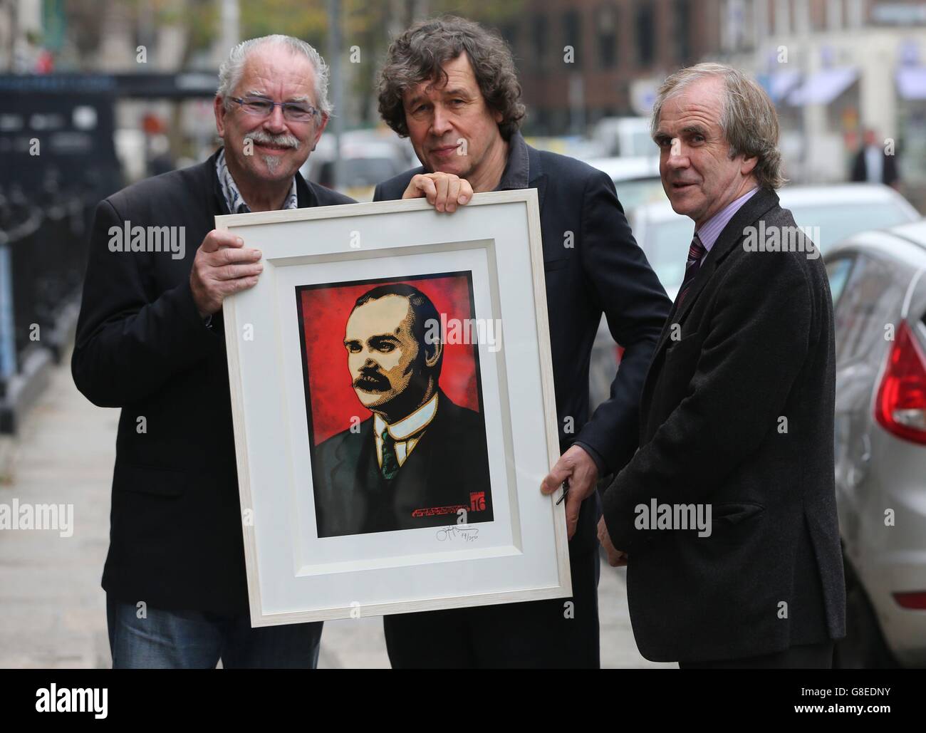L'artiste Robert Ballagh (à gauche) présente l'un des acteurs les plus célèbres d'Irlande, Stephen Rea (au centre), avec une édition limitée de l'image de James Connolly de Jim Fitzpatrick, spécialement créée pour l'événement Requal the Vision of 1916 à Dublin cet après-midi. L'arrière-petit-fils de James Connolly, James Connelly Heron (à droite), est à l'affût. Banque D'Images