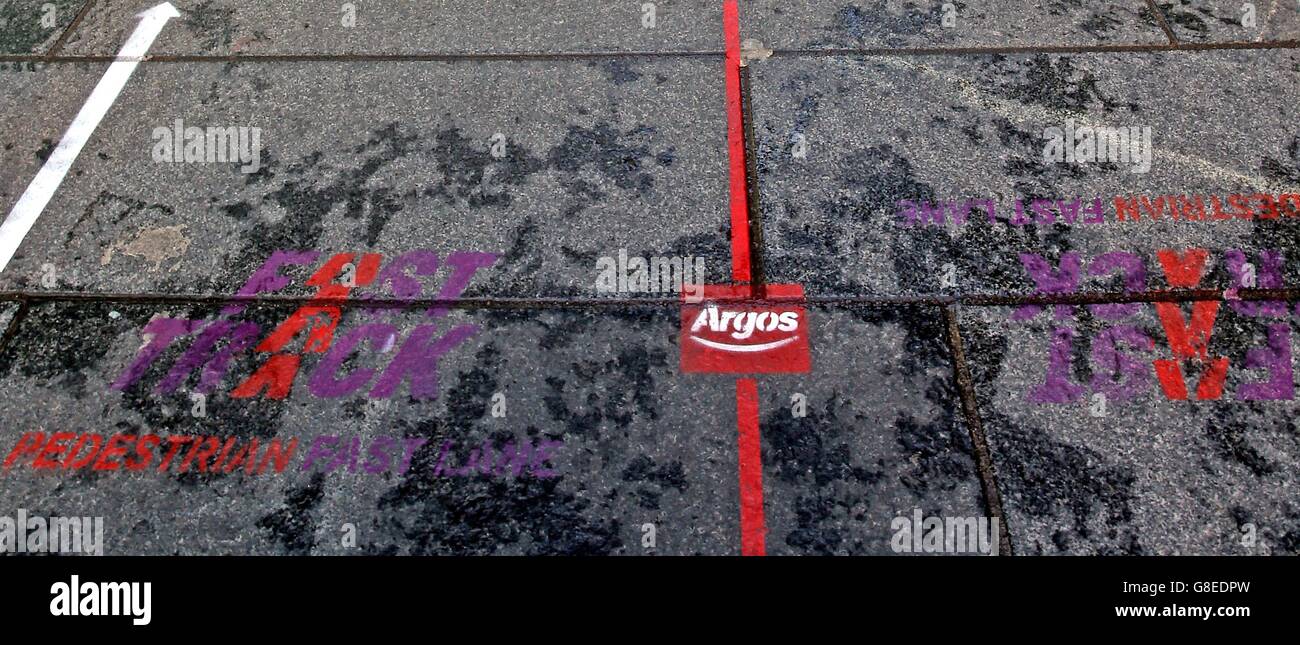 Les clients du centre commercial Liverpool One se promeunent le long de la voie piétonne à grande vitesse installée par le détaillant Argos, qui vise à réduire les temps de file d'attente. Banque D'Images