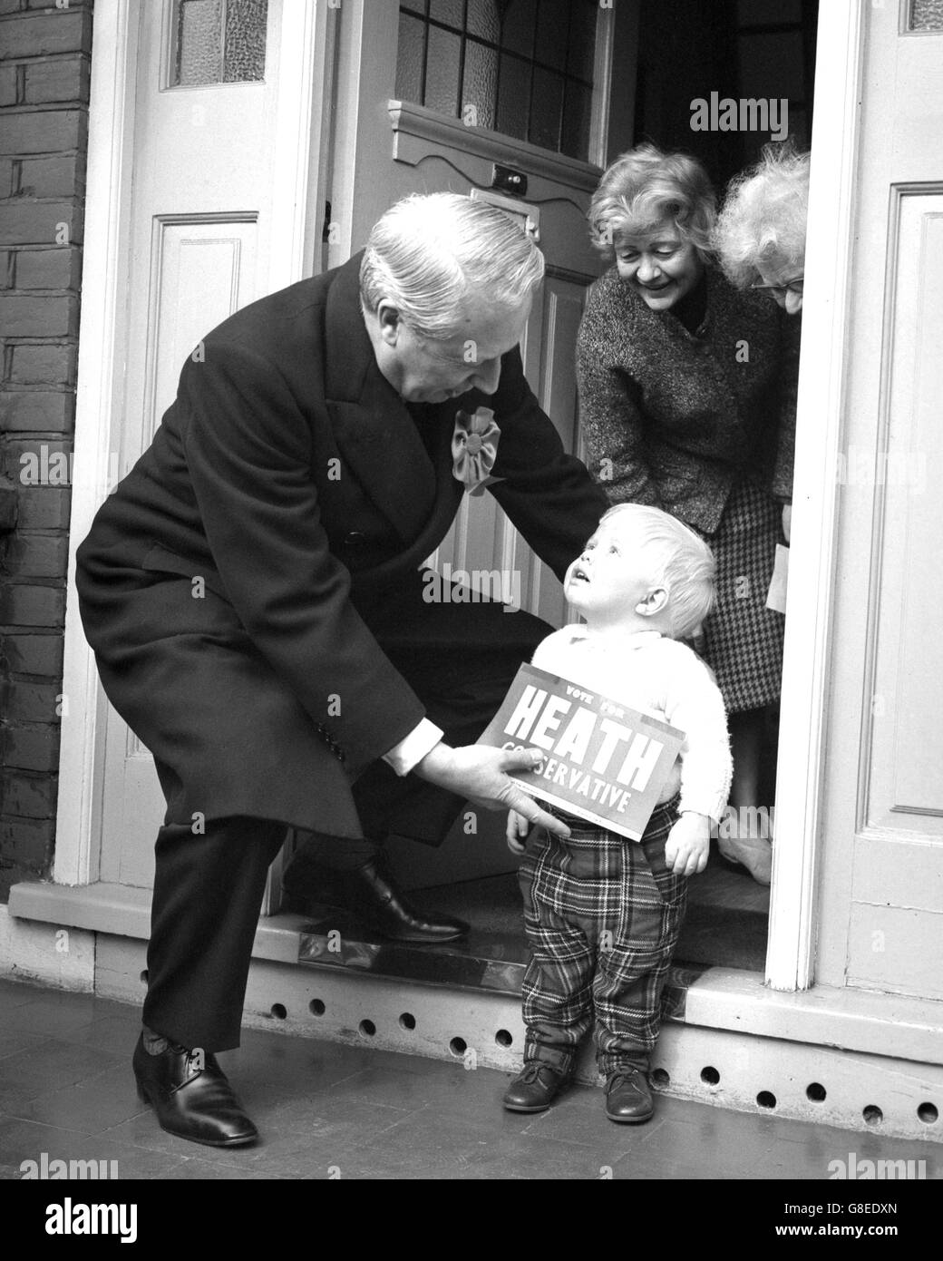 Le chef de l'opposition Edward Heath rencontre Mark Lemmon, âgé de 20 mois, lors d'une visite de sa circonscription à Bexley, dans le Kent. Banque D'Images