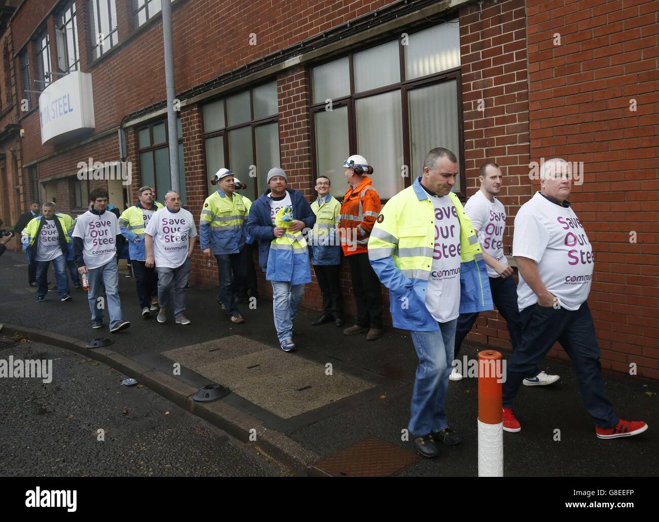Des travailleurs de l'acier en dehors de Tata Steel Dalzell à Motherwell, en Écosse, avant d'embarquer dans un autocar pour le Parlement écossais pour assister à un débat sur l'avenir de l'industrie. Banque D'Images
