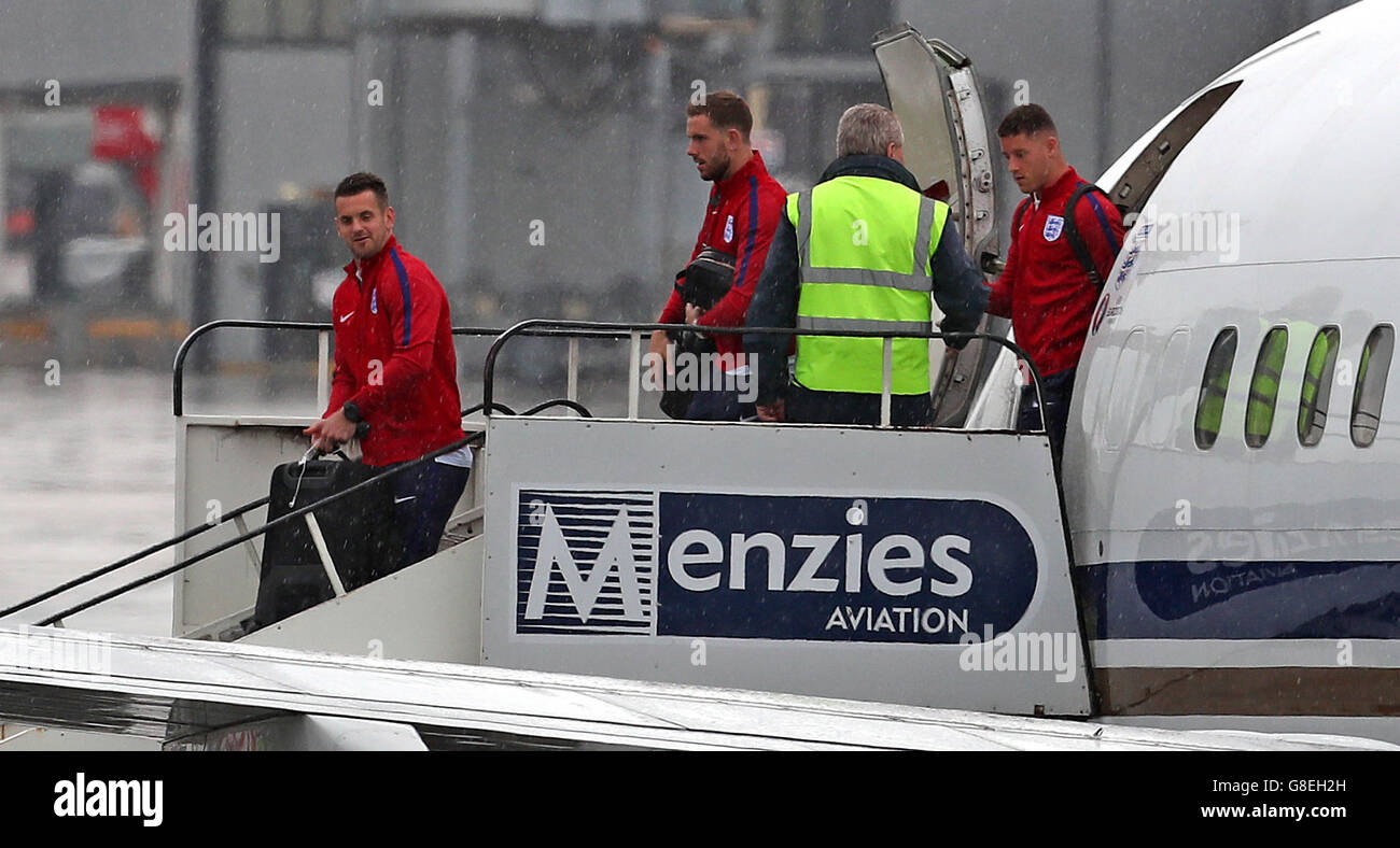 (De gauche à droite) l'Angleterre gardien Tom Heaton, Jordan Henderson et Ross Barkley arrivent à l'aéroport de Manchester. L'Angleterre est éliminée lors de la ronde de 16 étape du Championnat Européen 2016 La nuit dernière après avoir perdu 2-1 à l'Islande. Banque D'Images