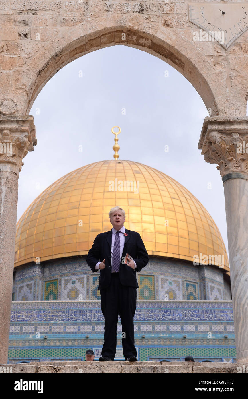 Le maire de Londres Boris Johnson se tient devant le Dôme du Rocher lors d'une visite au Mont du Temple/Haram al-Sharif à Jérusalem, en Israël. Banque D'Images