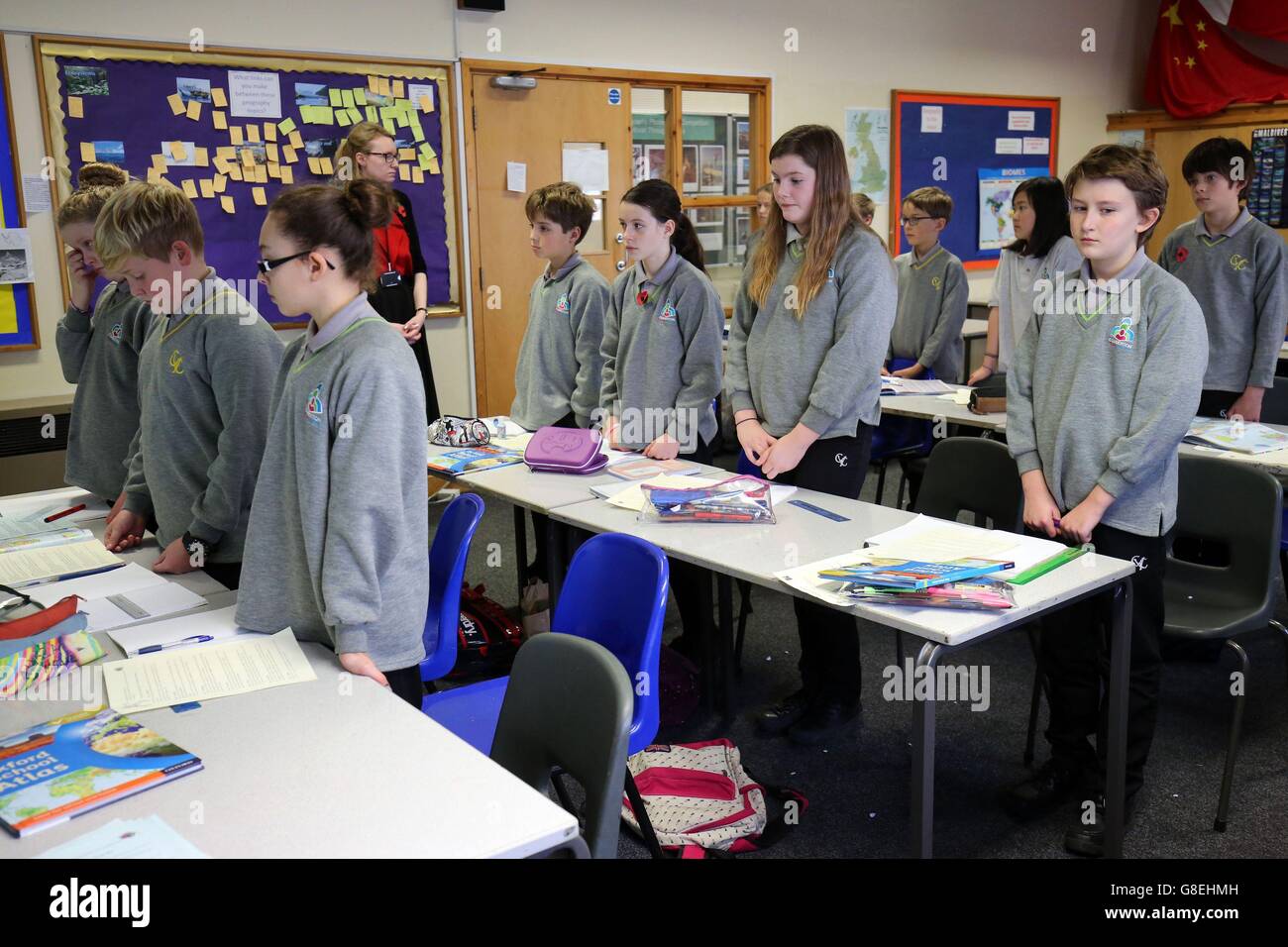 Deux minutes de silence sont observées par les élèves du Comberton Village College de Comberton, Cambridgeshire, pour marquer le jour de l'armistice, l'anniversaire de la fin de la première Guerre mondiale. Banque D'Images