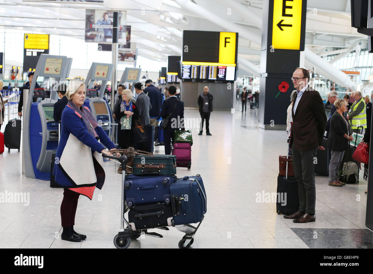 Deux minutes de silence sont observées dans le terminal 5 de l'aéroport de Heathrow pour marquer le jour de l'Armistice, l'anniversaire de la fin de la première Guerre mondiale. Banque D'Images