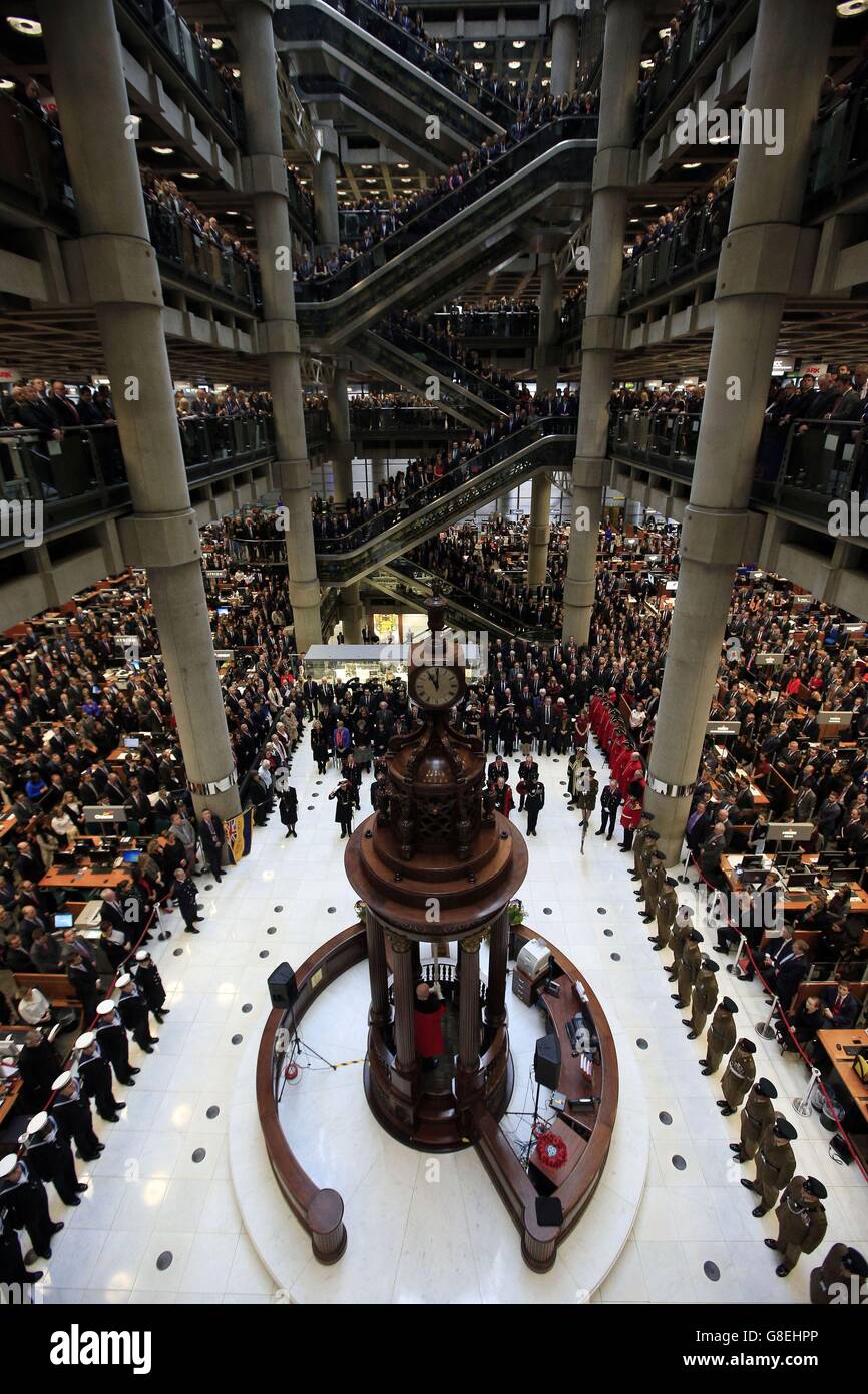 Deux minutes de silence sont observées au Lloyd's de Londres pour marquer le jour de l'armistice, l'anniversaire de la fin de la première Guerre mondiale. Banque D'Images