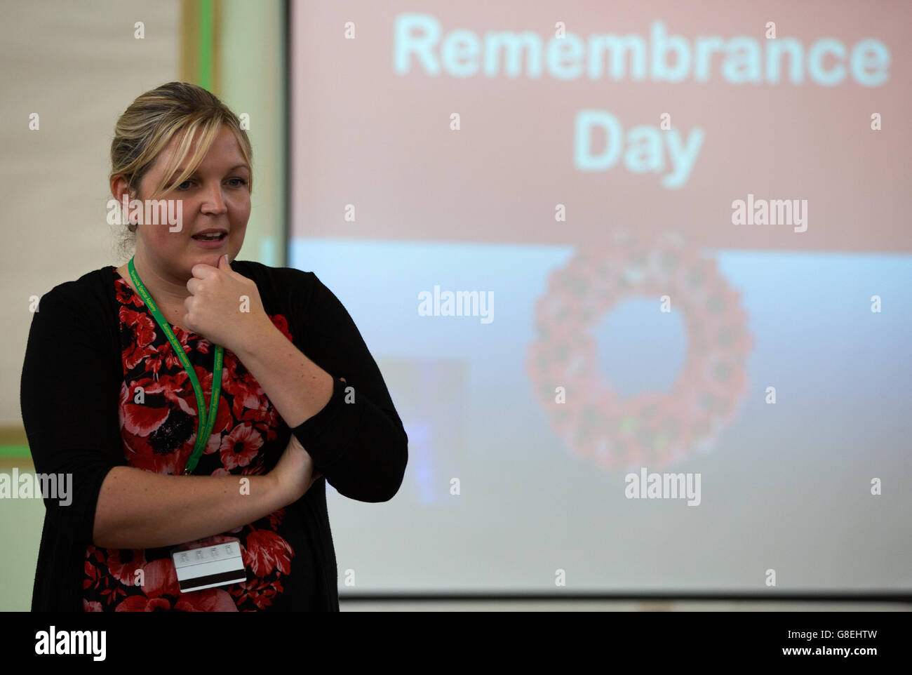 Mme Wilson, enseignante, parle aux élèves avant un silence de deux minutes par les élèves de la Sunnyside Spencer Academy de Nottingham pour souligner le jour de l'armistice, l'anniversaire de la fin de la première Guerre mondiale. Banque D'Images