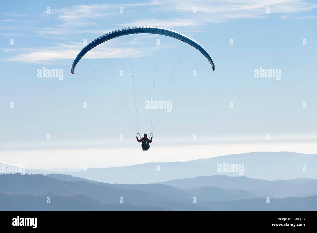 Vol en parapente dans le ciel bleu clair. Banque D'Images