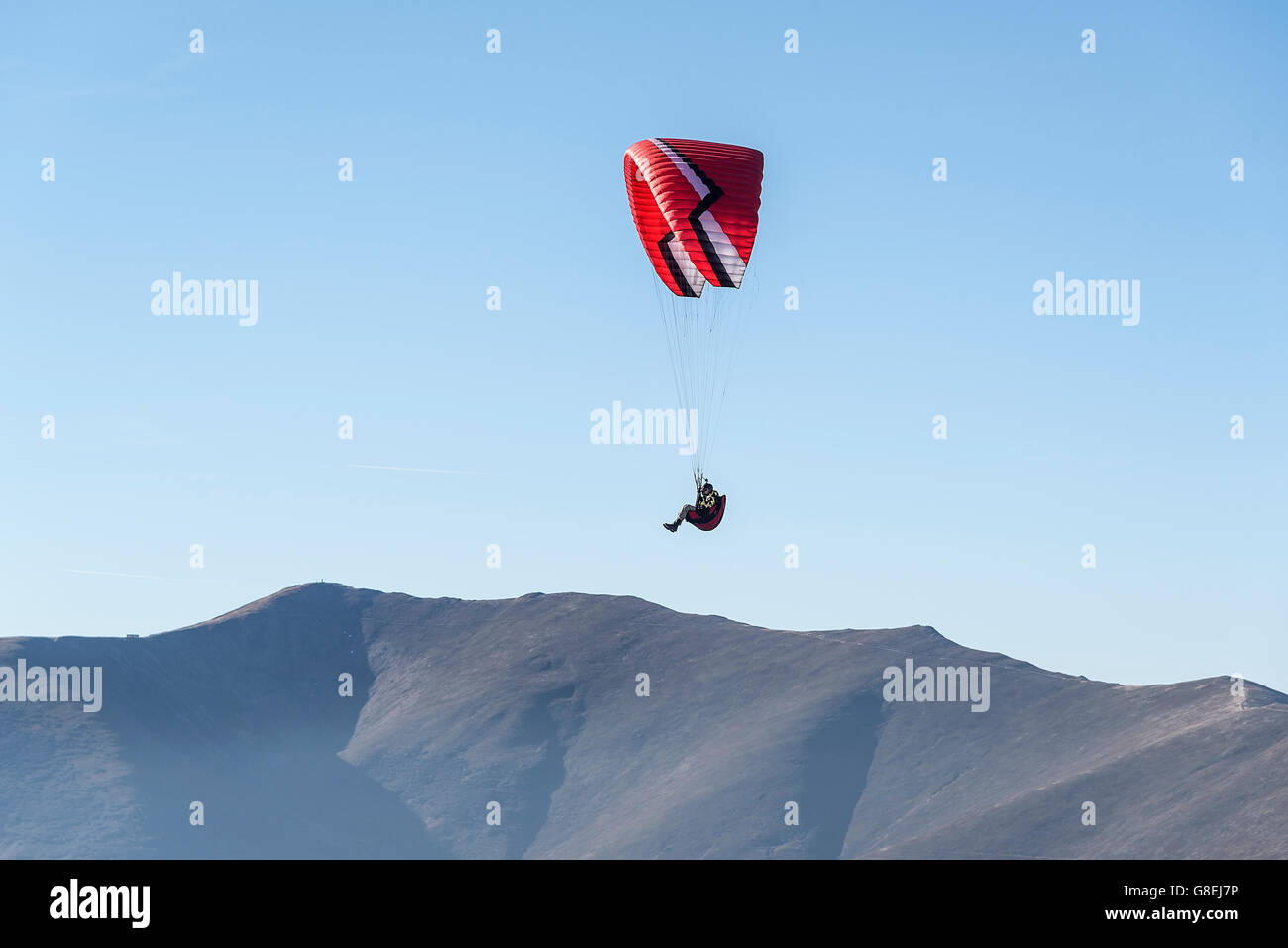 Vol en parapente dans le ciel bleu clair. Banque D'Images