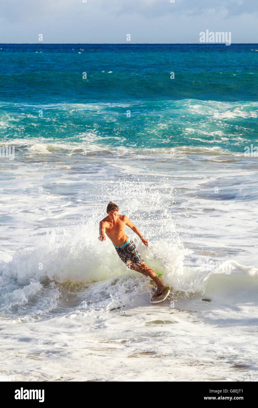 Skimboarder à grande plage à Makena State Park Banque D'Images