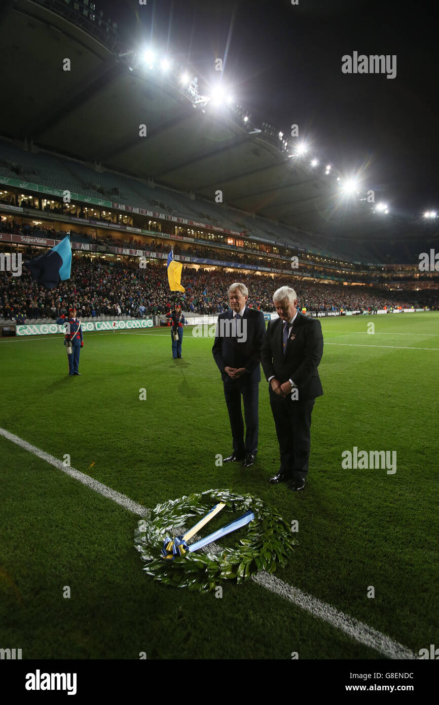 Paraic Duffy, directeur général de la GAA, et Aogan O'Fearghail, président de la GAA, ont déposé une couronne commémorant la 95e anniversaire du dimanche sanglant et en mémoire des récentes attaques contre Paris lors du match international d'Irlande d'EirGrid à Croke Park, Dublin. Banque D'Images