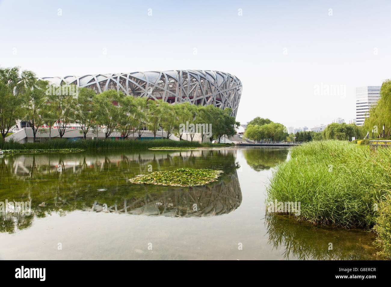 Beijing, Chine - Jun 20, 2016 : vue sur le stade national avec sa réflexion sur l'eau au Parc olympique de Beijing. Banque D'Images