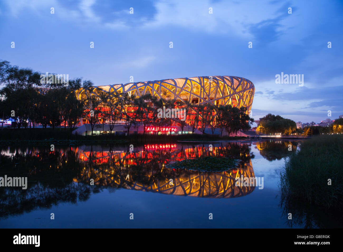 Beijing, Chine - Jun 21, 2016 : Vue de nuit sur le stade national avec sa réflexion au niveau de la Beijing Olympic Park. Banque D'Images