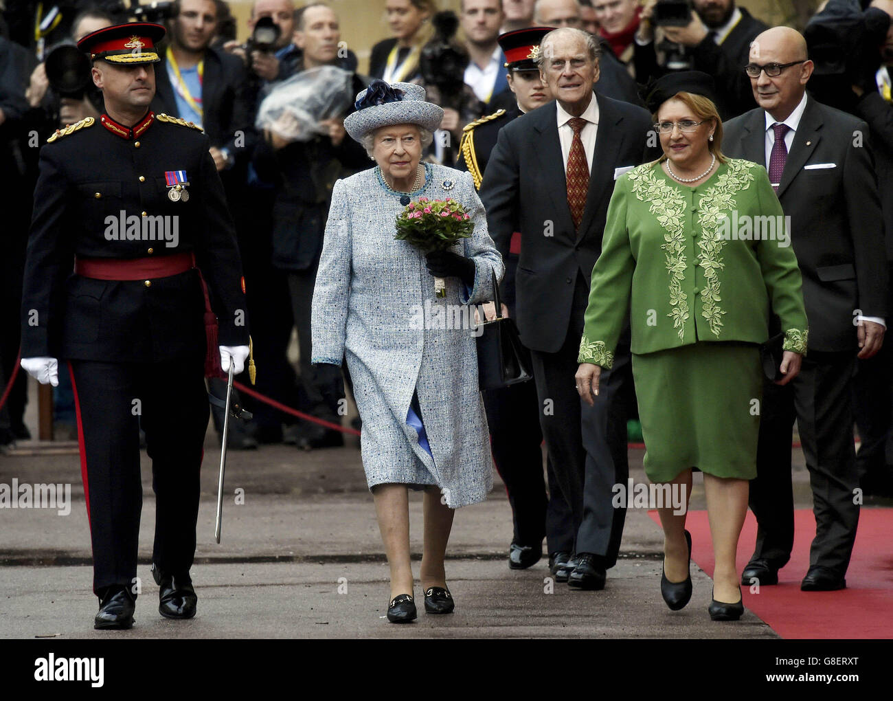 La reine Elizabeth II est accueillie par la présidente maltaise Marie Louise Coleiro alors qu'elle arrive au Palais San Anton à Attard pour la Réunion des chefs d'État du Commonwealth (CHOGM) à Malte. Banque D'Images